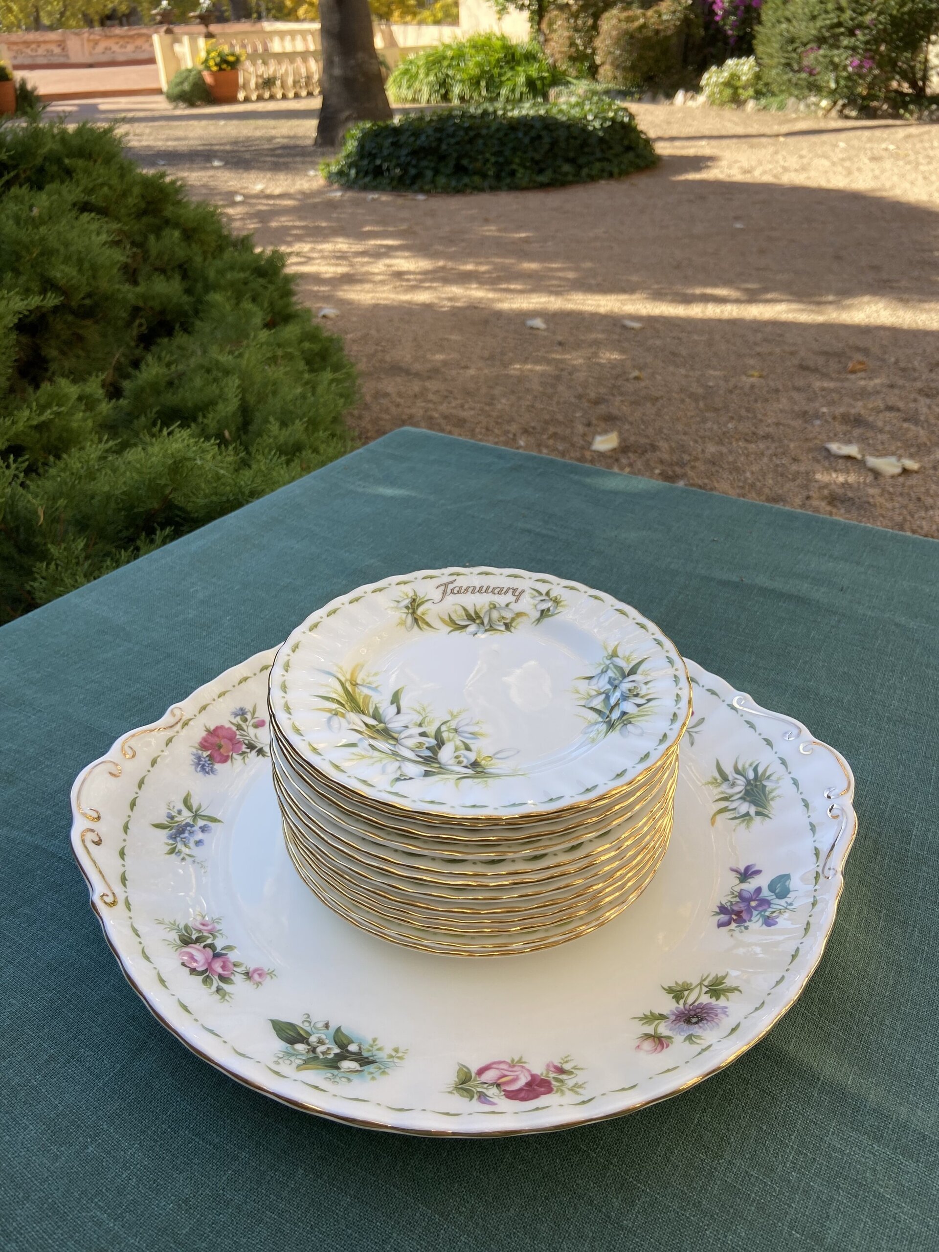 Fuente redonda y 12 platos de merienda en porcelana Bone China "Royal Albert" - 18