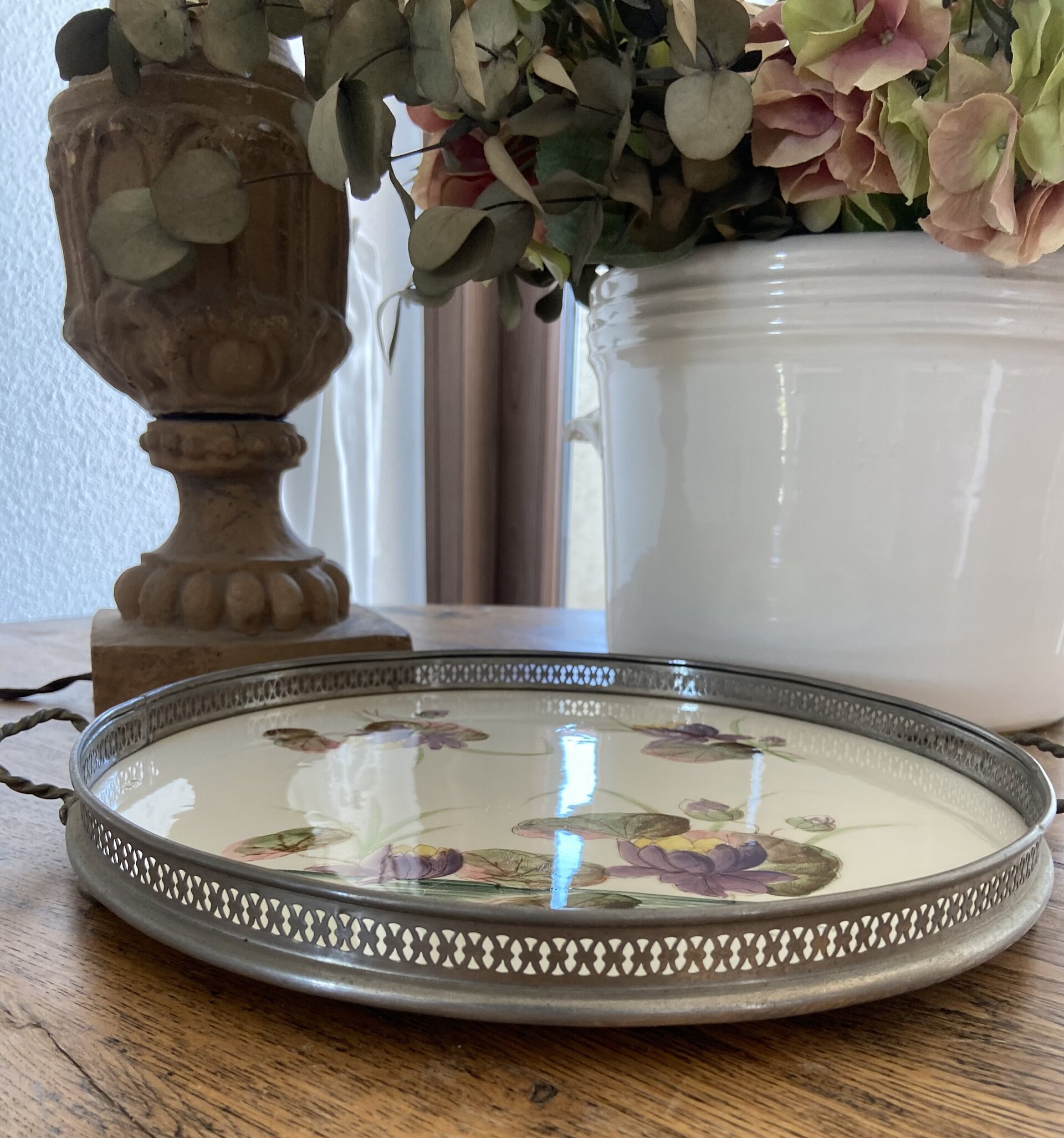 Bandeja en cerámica Mayolica redonda con barandilla y asas de metal. - 3