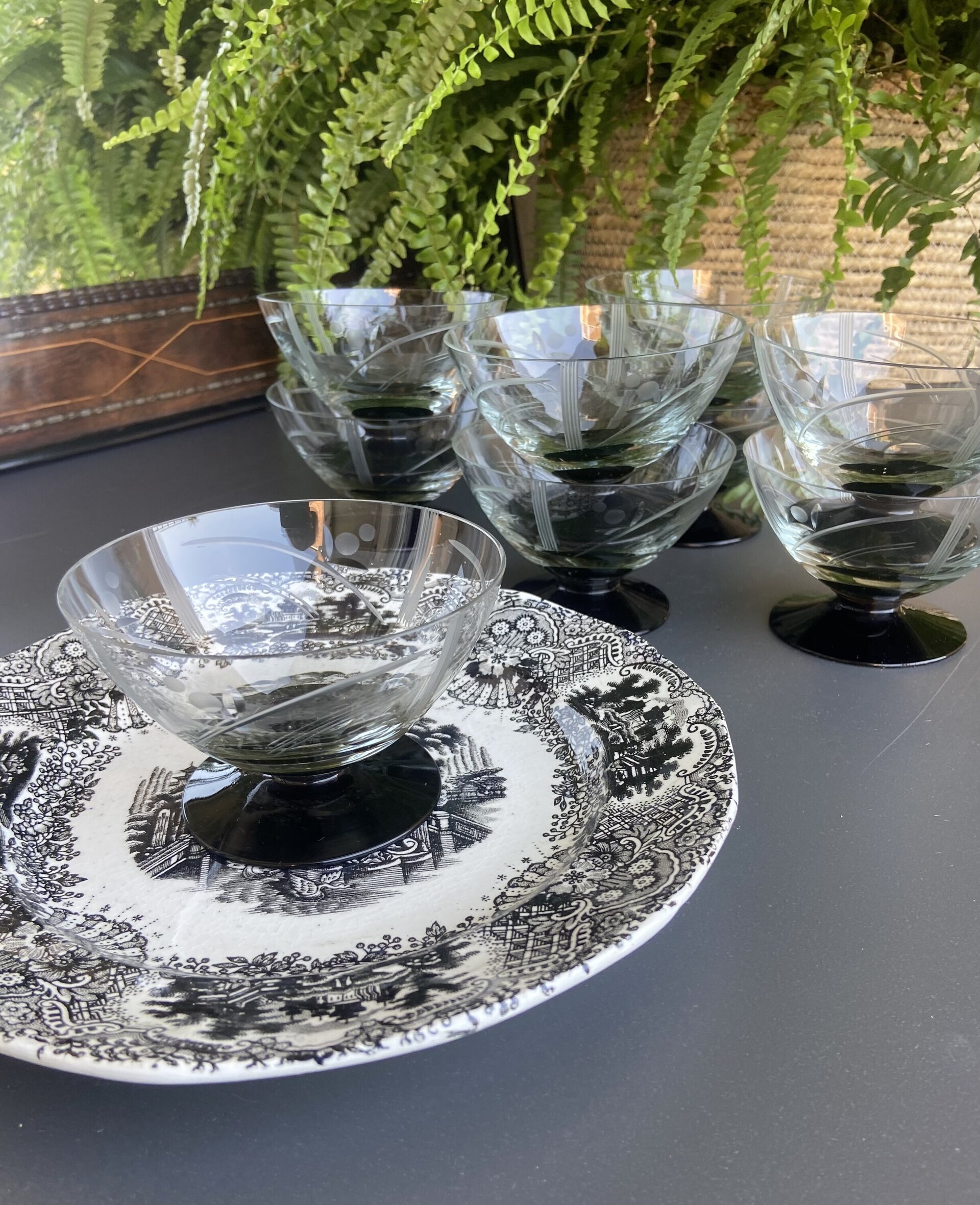 9 copas en vidrio tallado transparente con pie negro. - 3