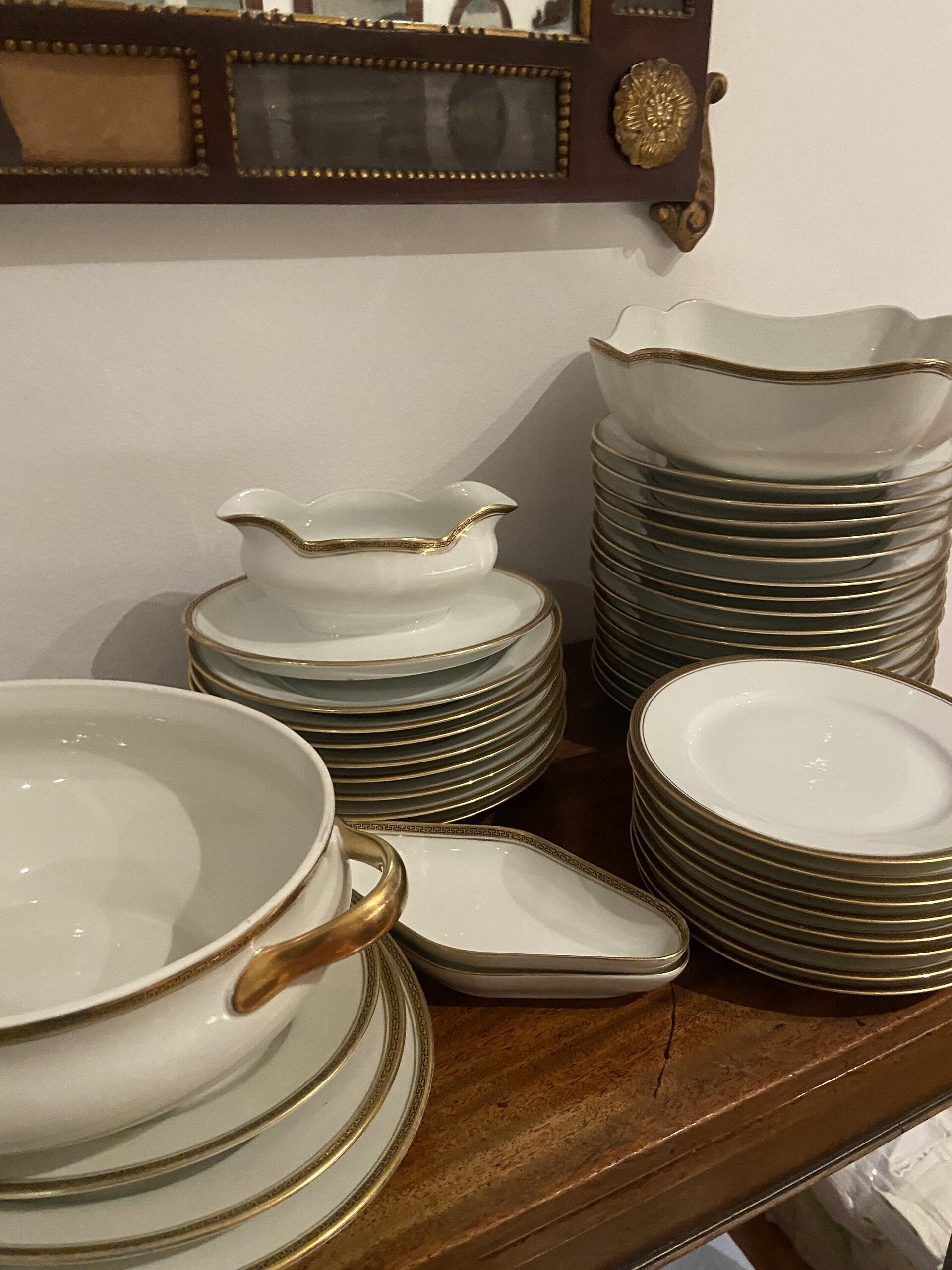 Vajilla en porcelana blanca con filo dorado "Bidasoa". - 3