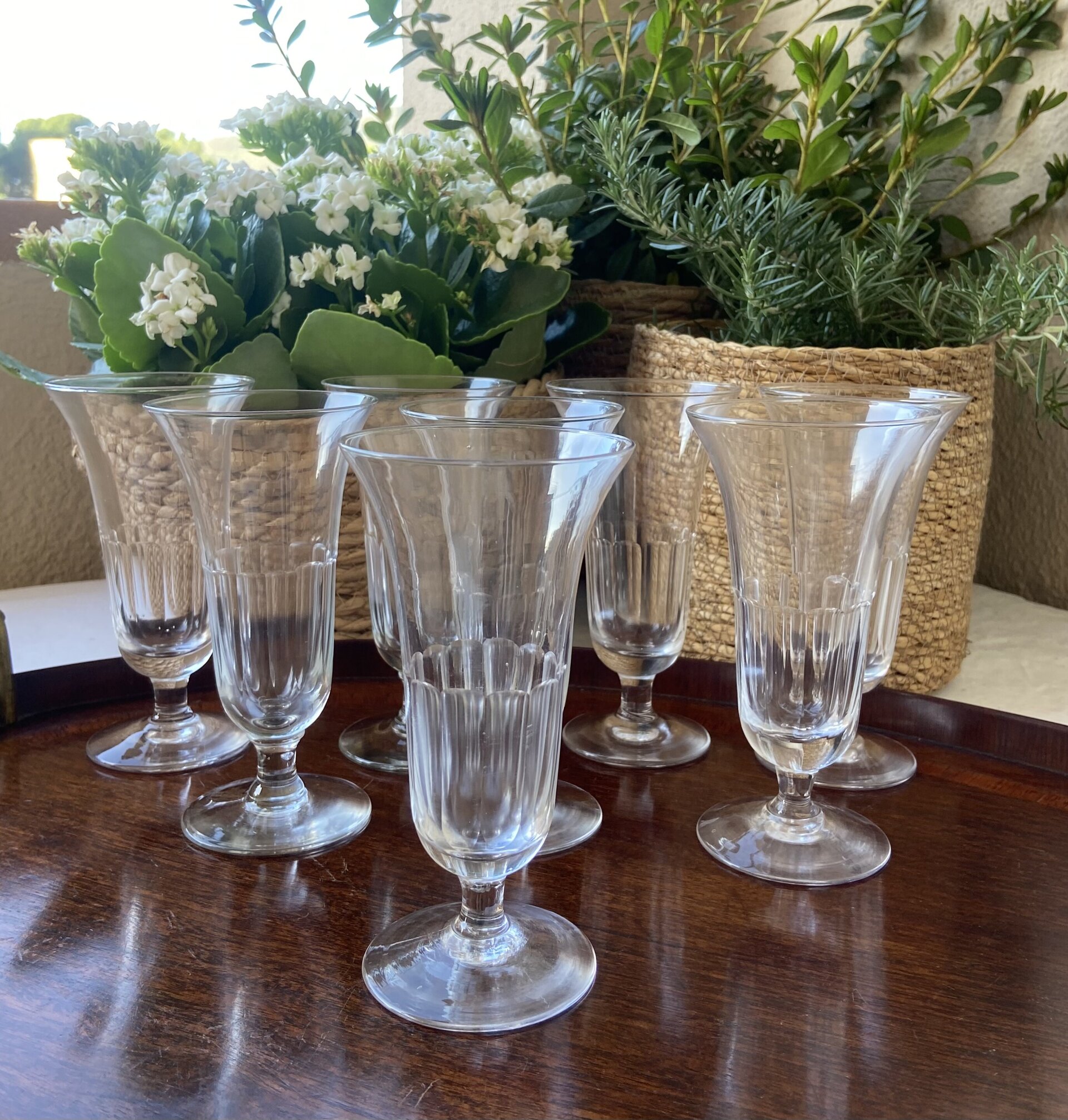 8 copas de cava en vidrio tallado. - 3