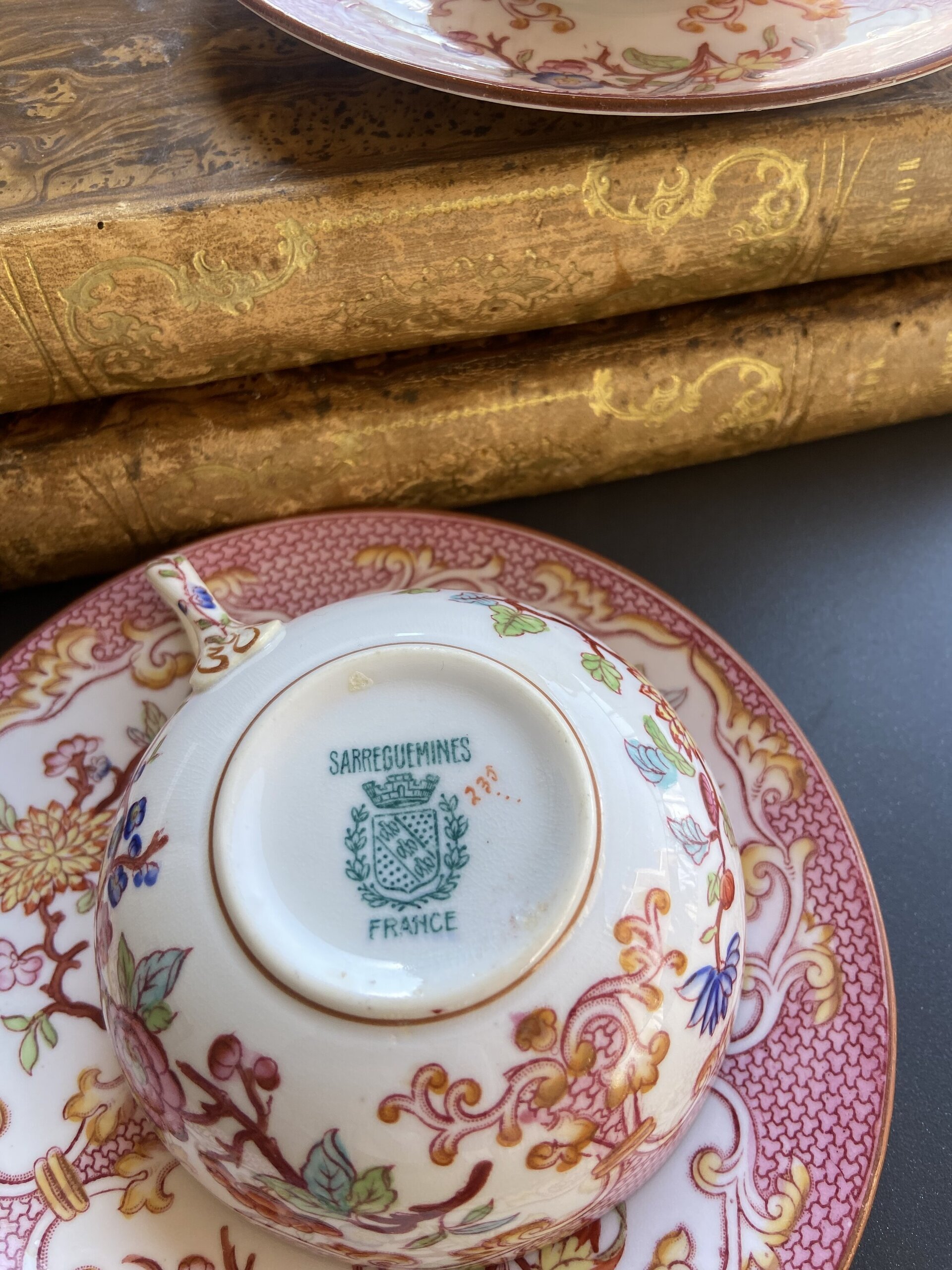 Pareja de tazas de te/desayuno en porcelana francesa"Sarregueminis". - 8