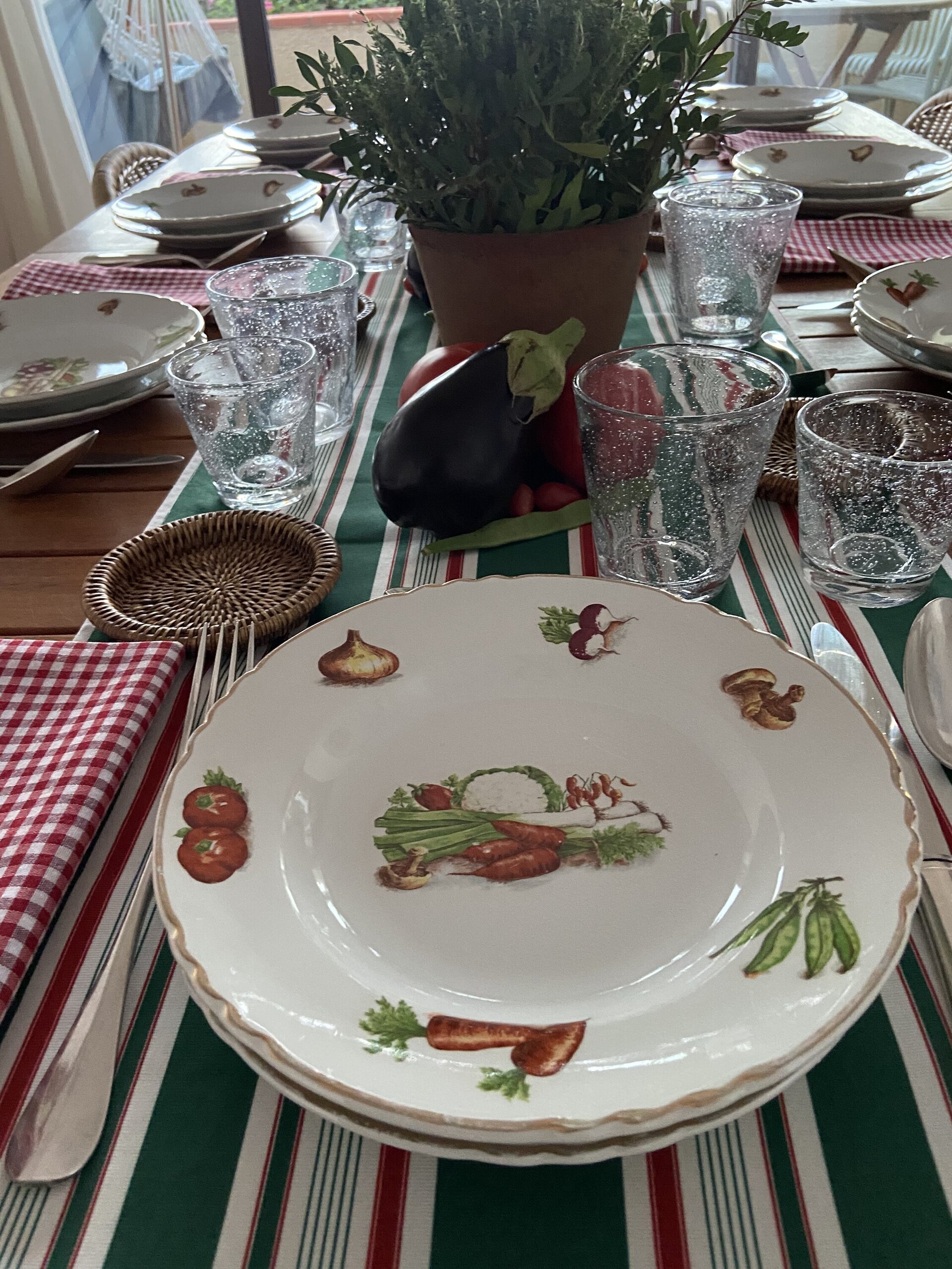 9 platos llanos, 9 hondos  y 1 bol en porcelana francesa "Moulin des Loups". - 2