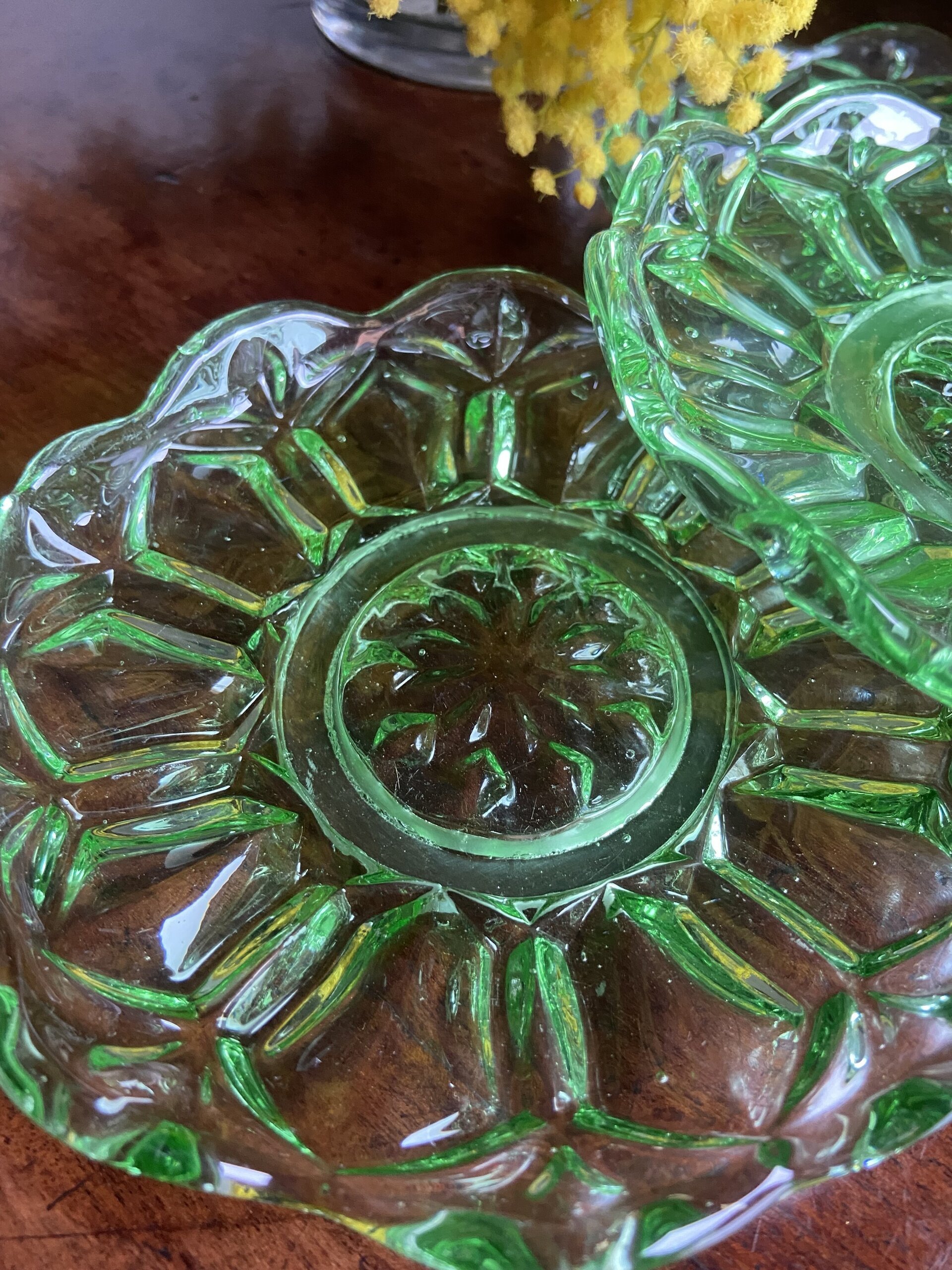 9 platos en vidrio prensado verde - 2