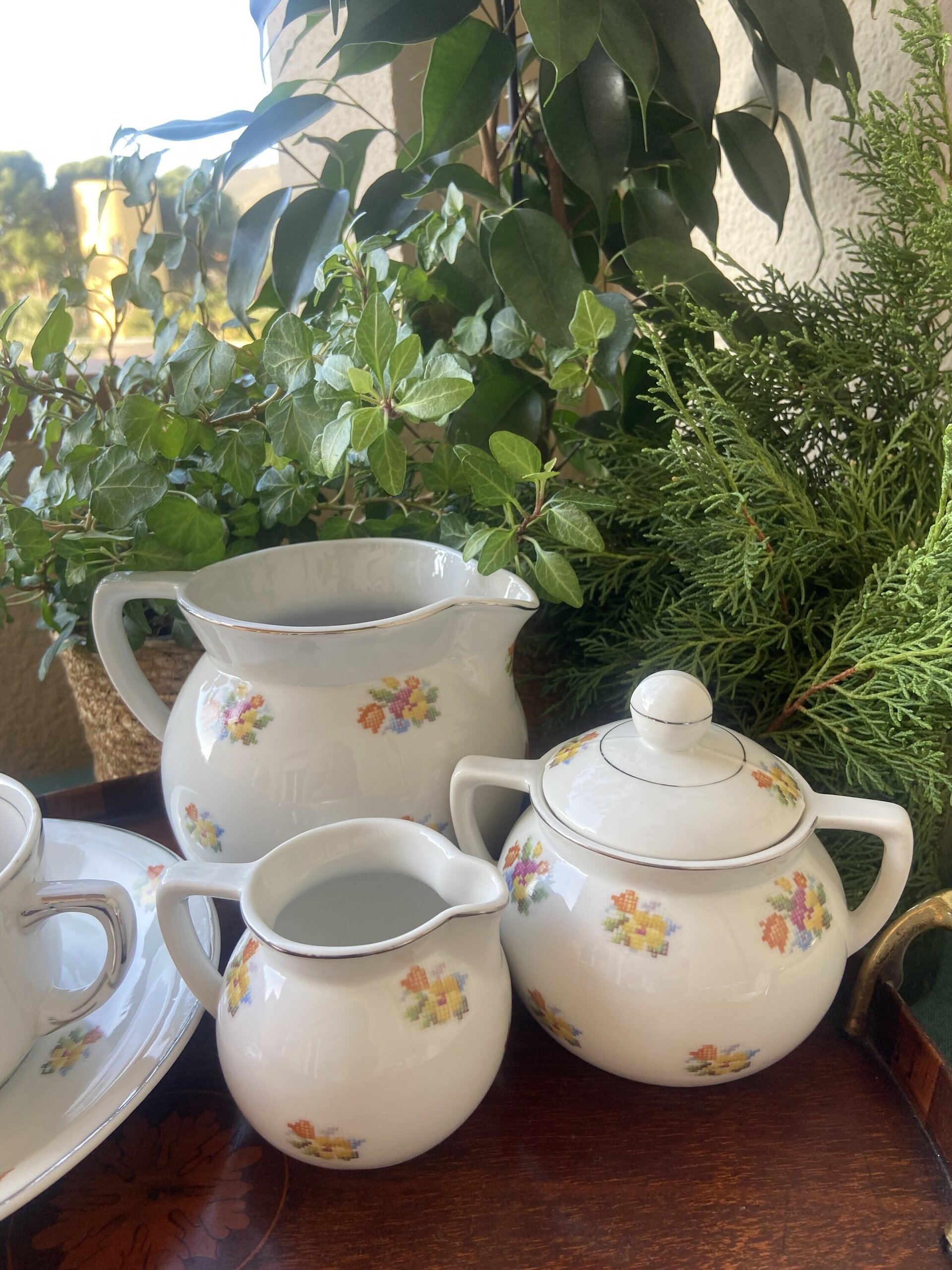 Pareja tazas desayuño, azucarero y jarras en porcelana alemana "Jager". - 3