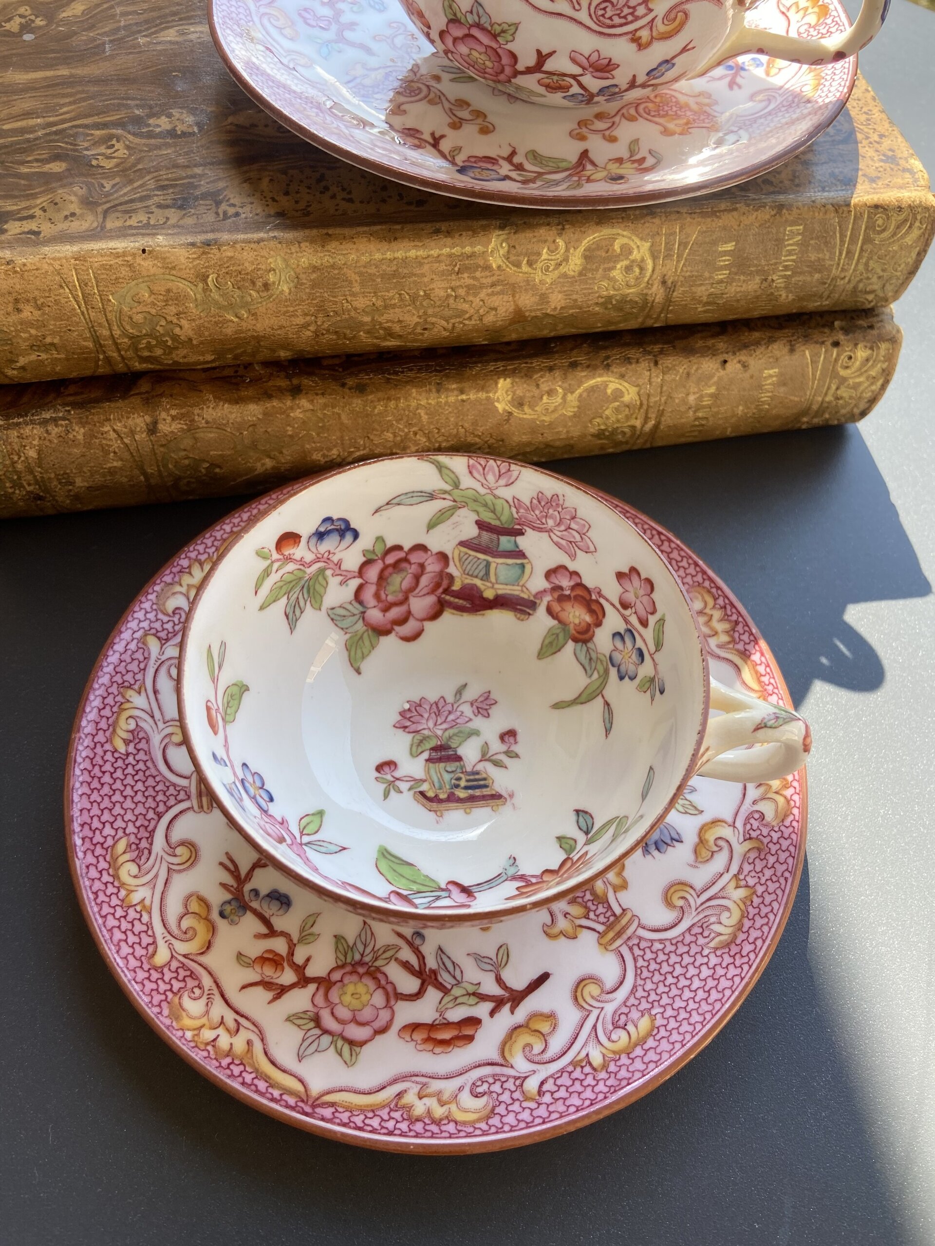 Pareja de tazas de te/desayuno en porcelana francesa"Sarregueminis". - 2