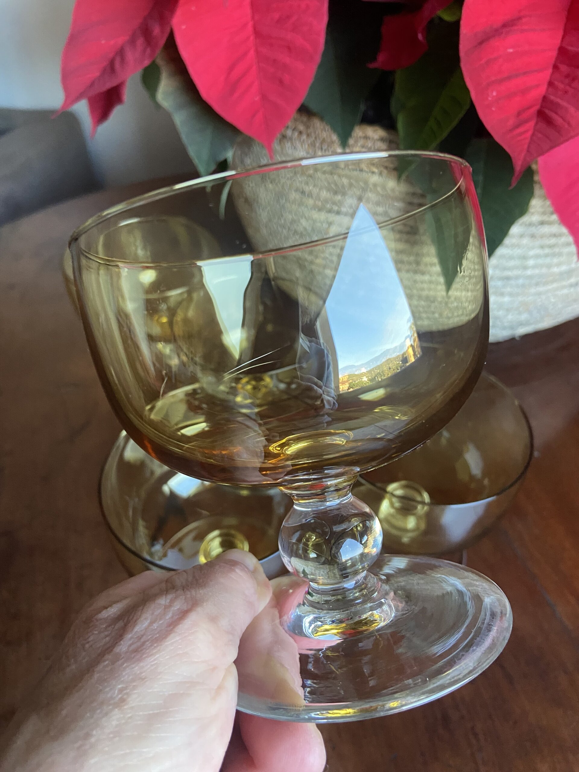 5 copas en vidrio color ambar. - 3