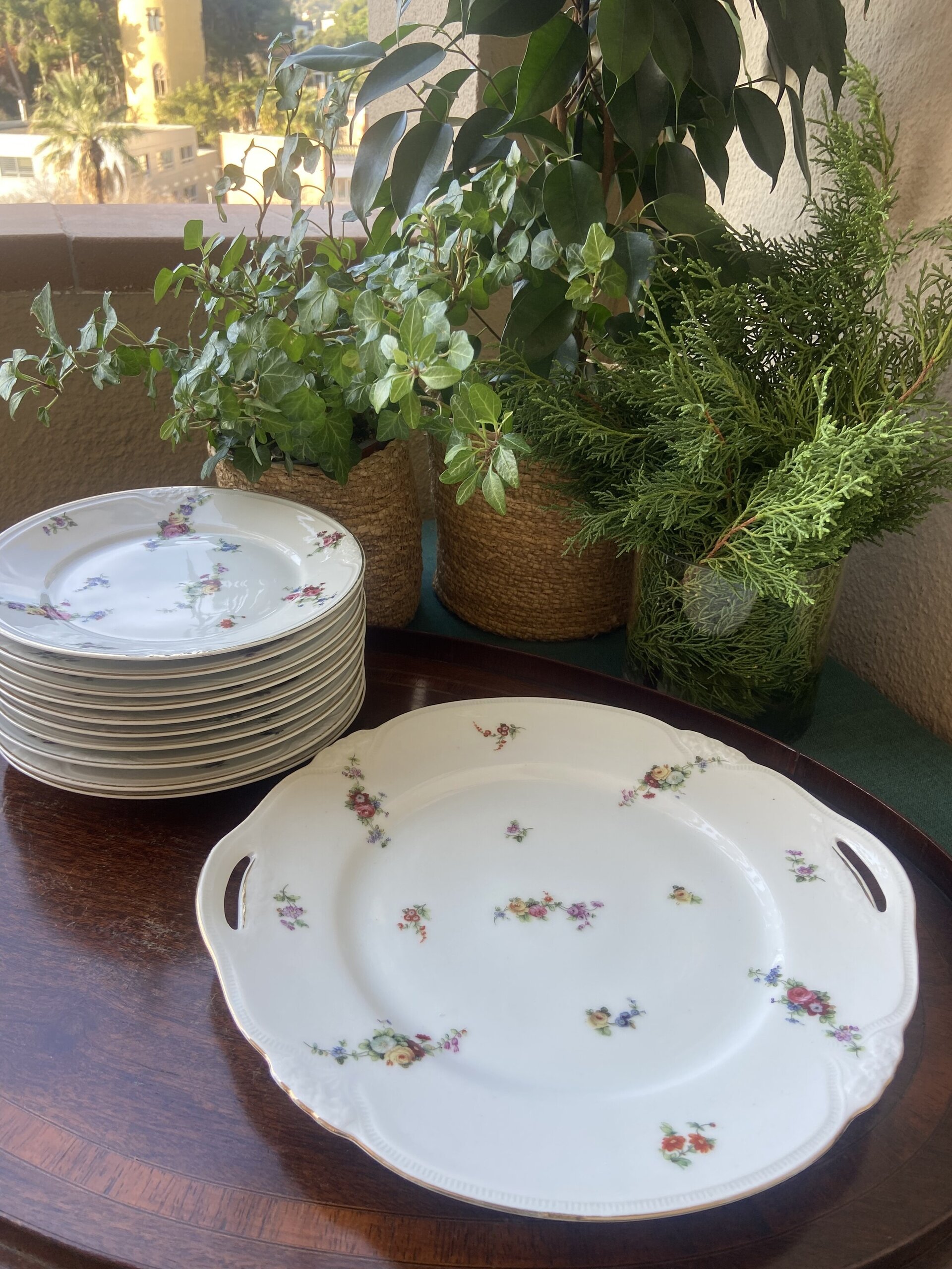 Fuente y 10 platos de merienda en porcelana suiza "Langenthal". - 5