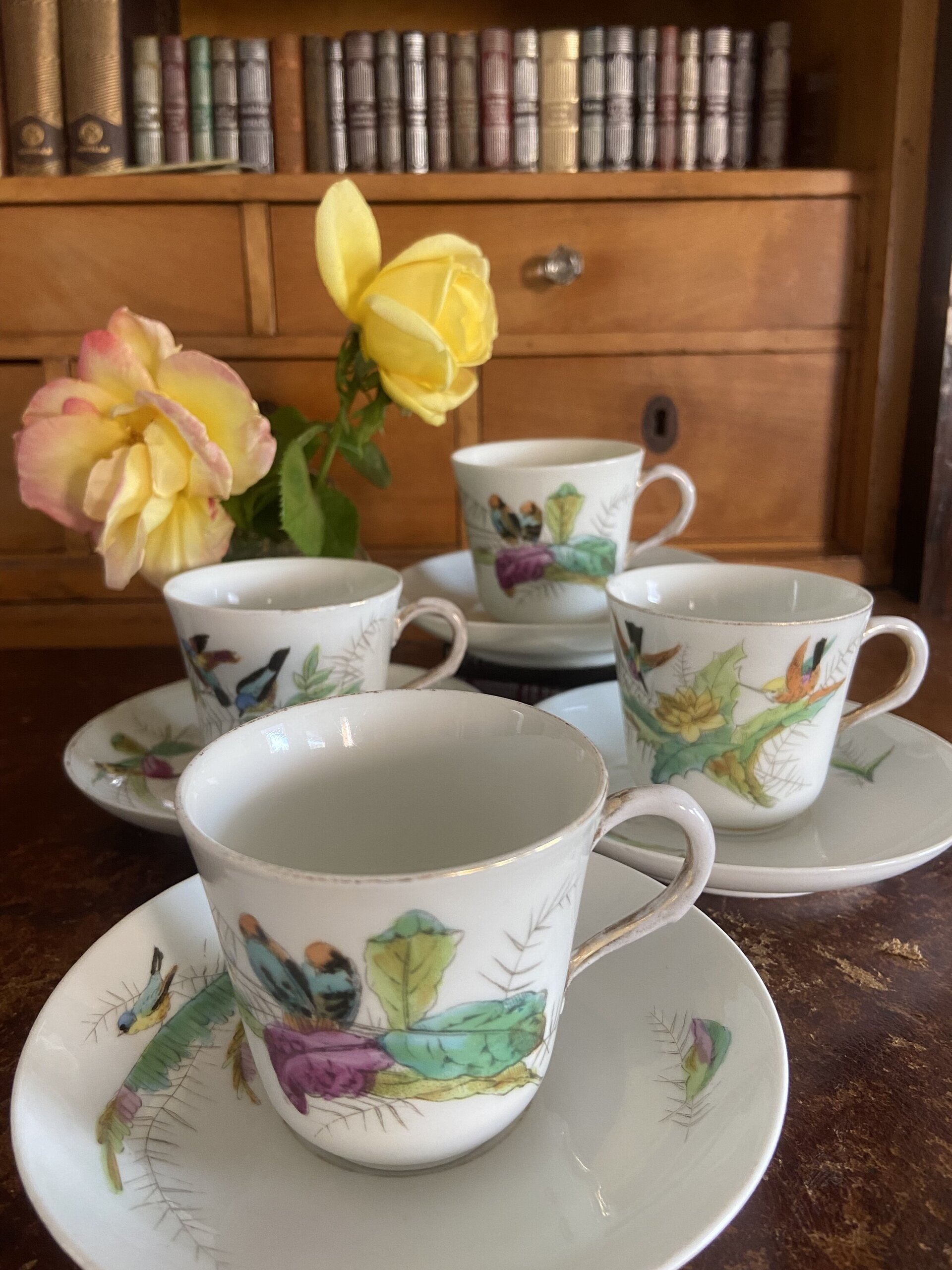 4 tazas de café en porcelana decoradas con pajaros. - 8