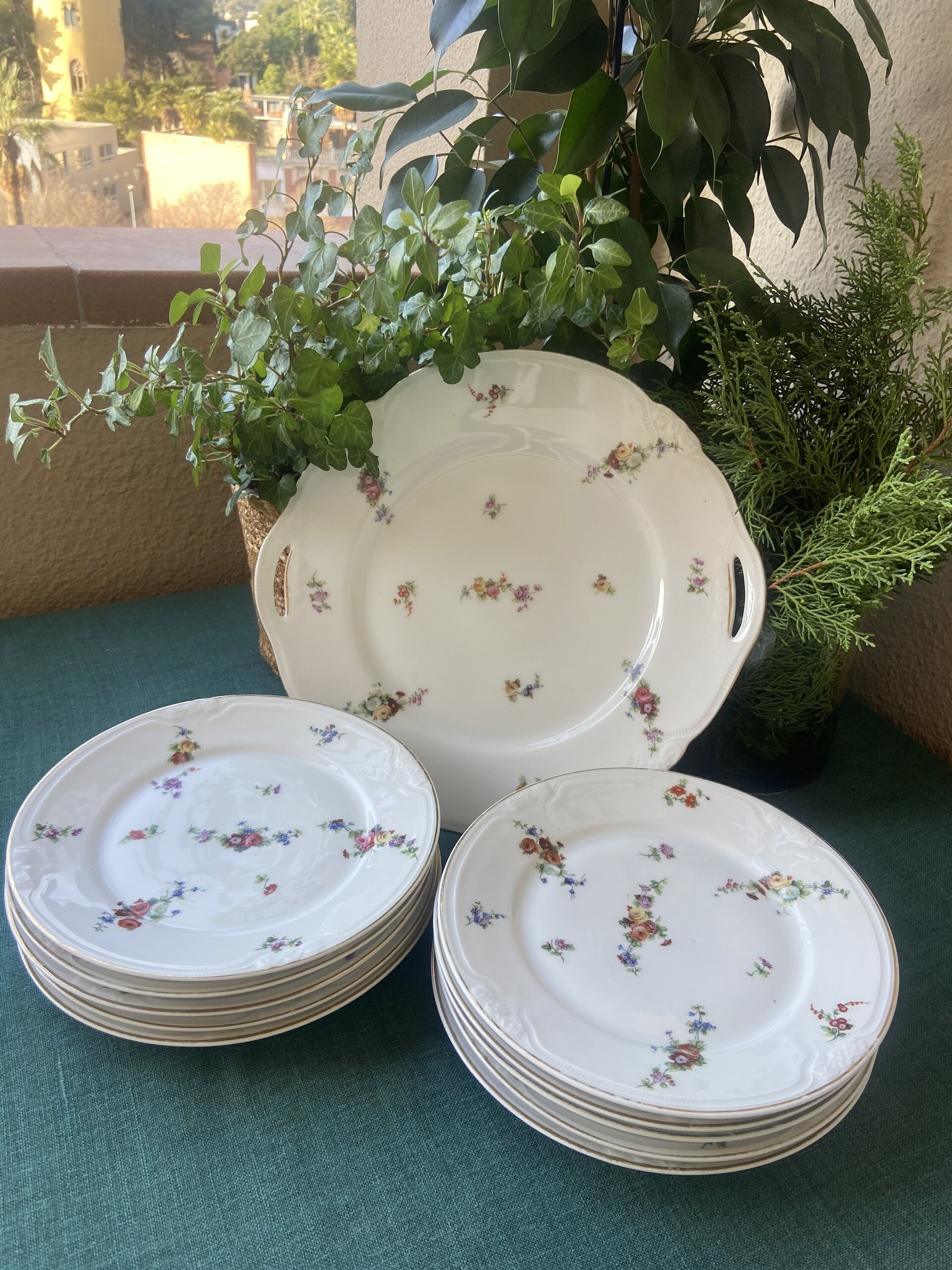 Fuente y 10 platos de merienda en porcelana suiza "Langenthal". - 2