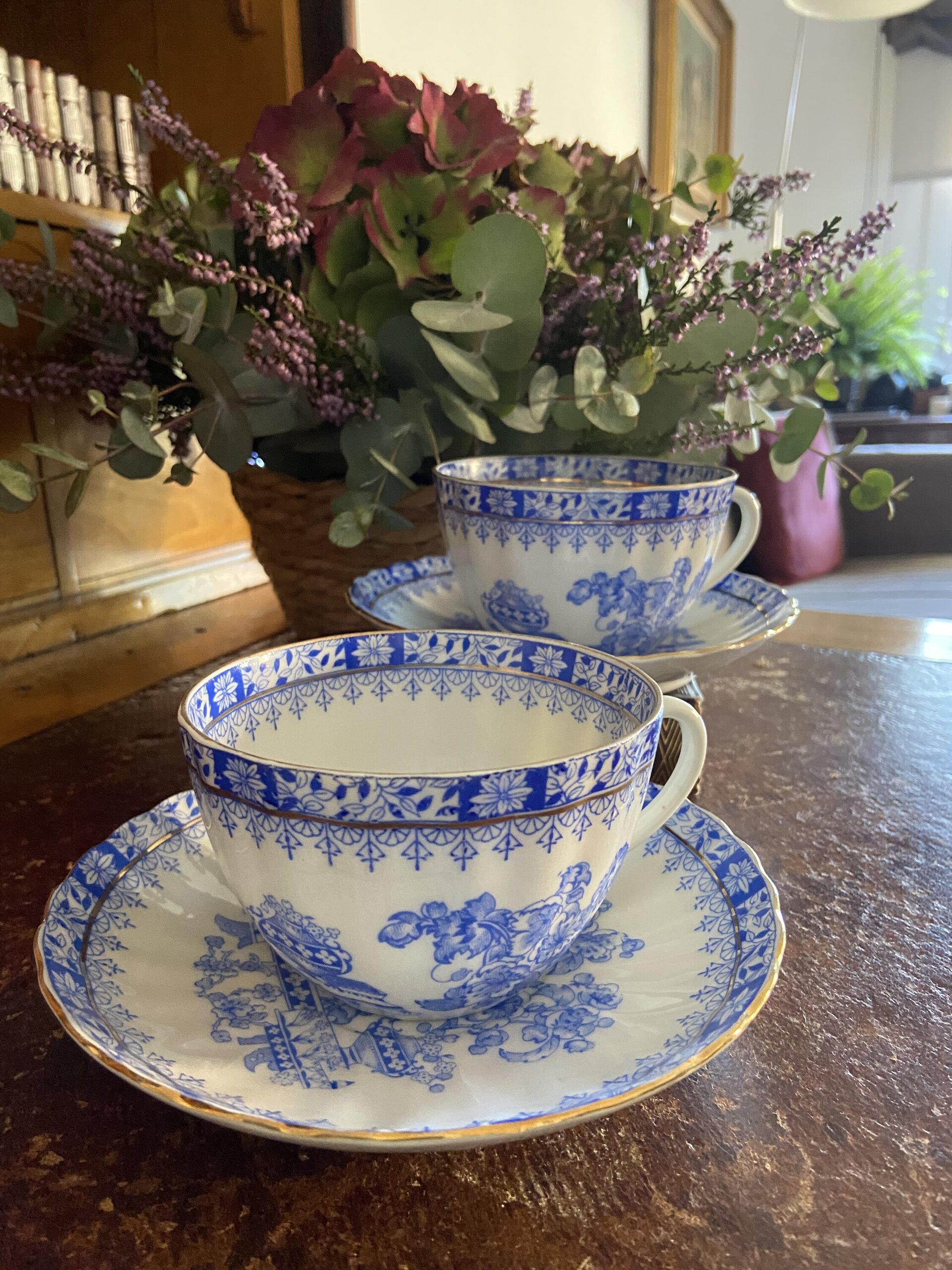 Pareja de tazas de desayuno en porcelana alemana. - 1