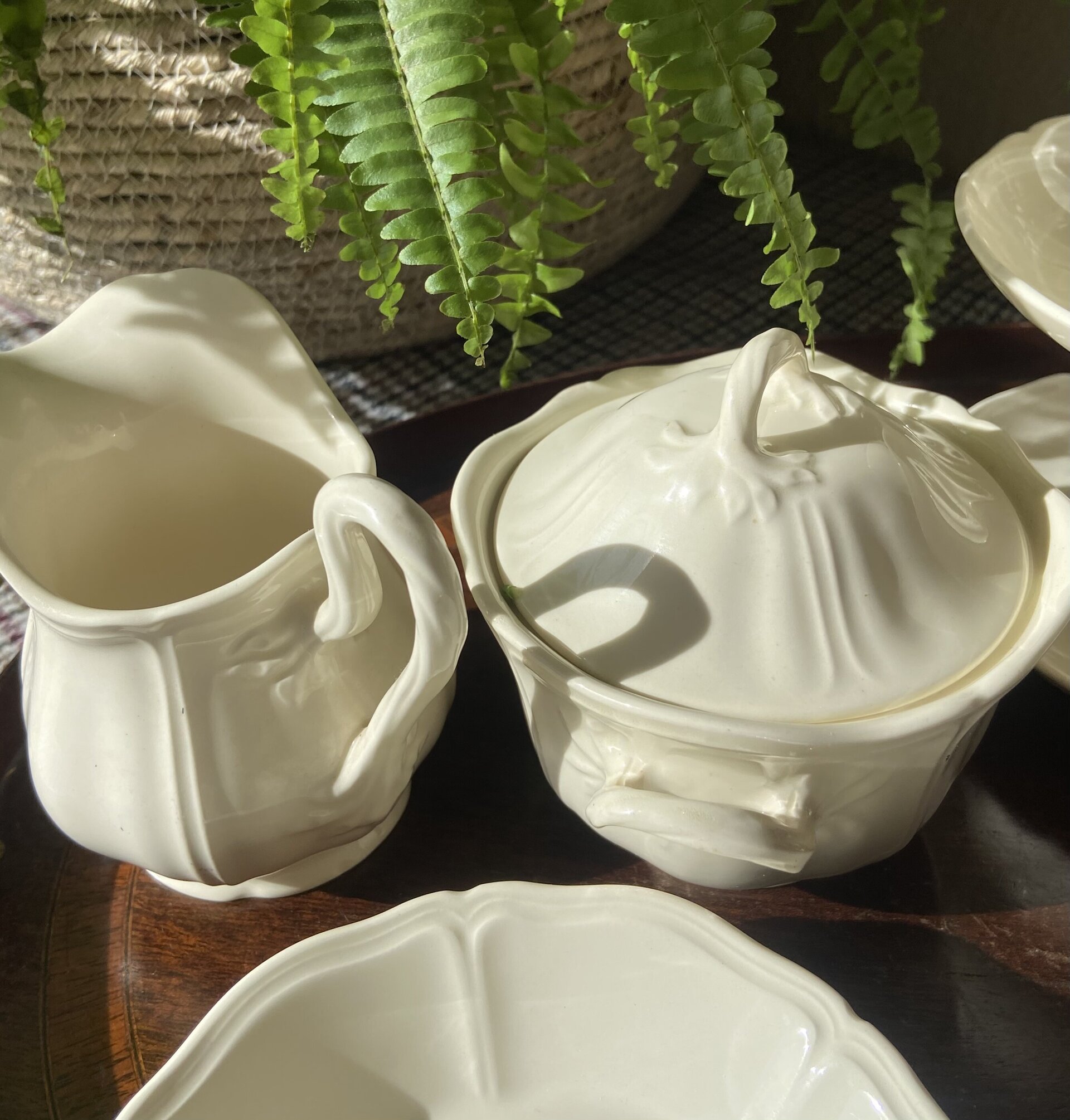 9 tazas de té, azucarero, lechera y bol ingleses "Wedgwood". - 10