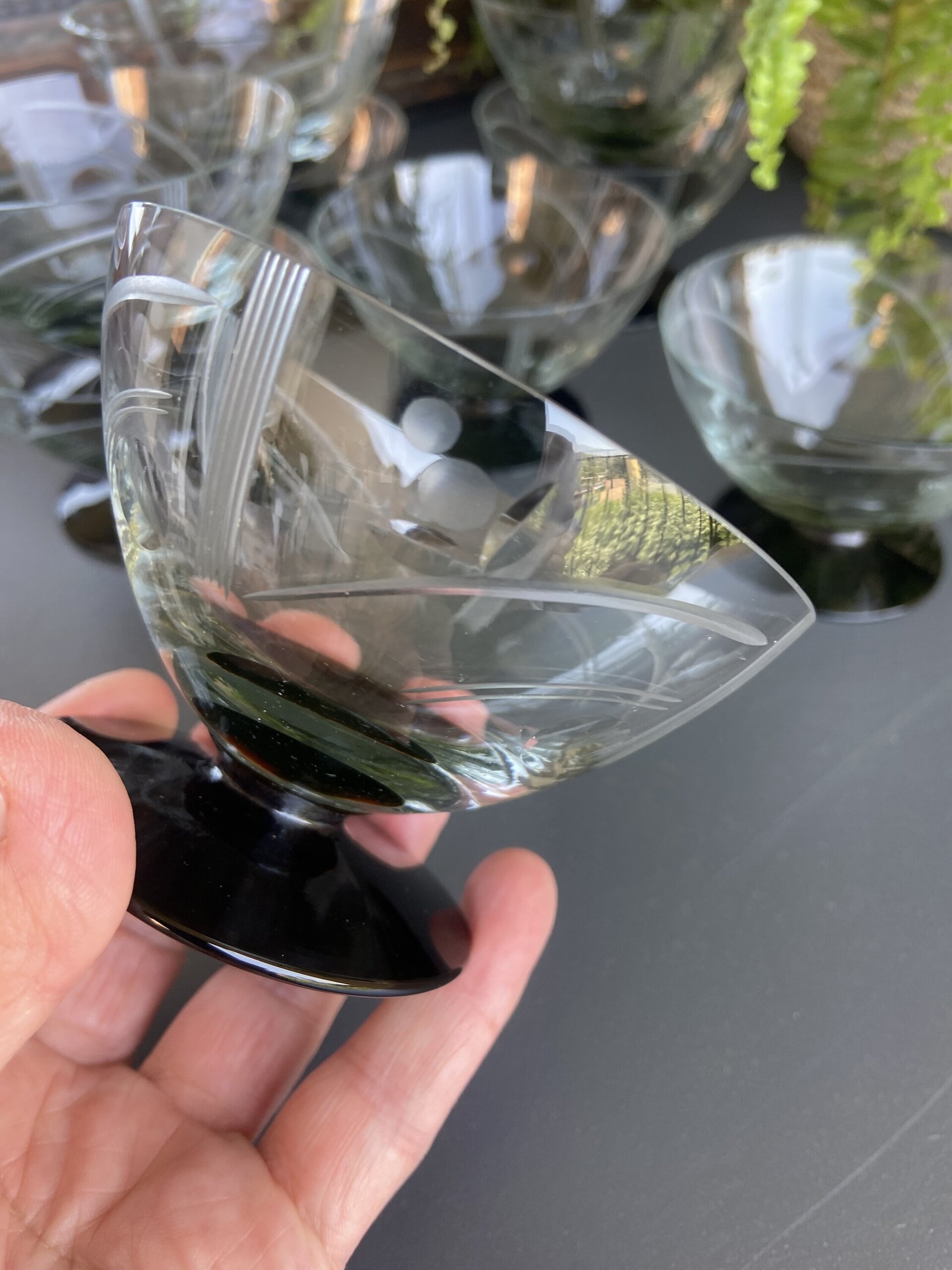 9 copas en vidrio tallado transparente con pie negro. - 4