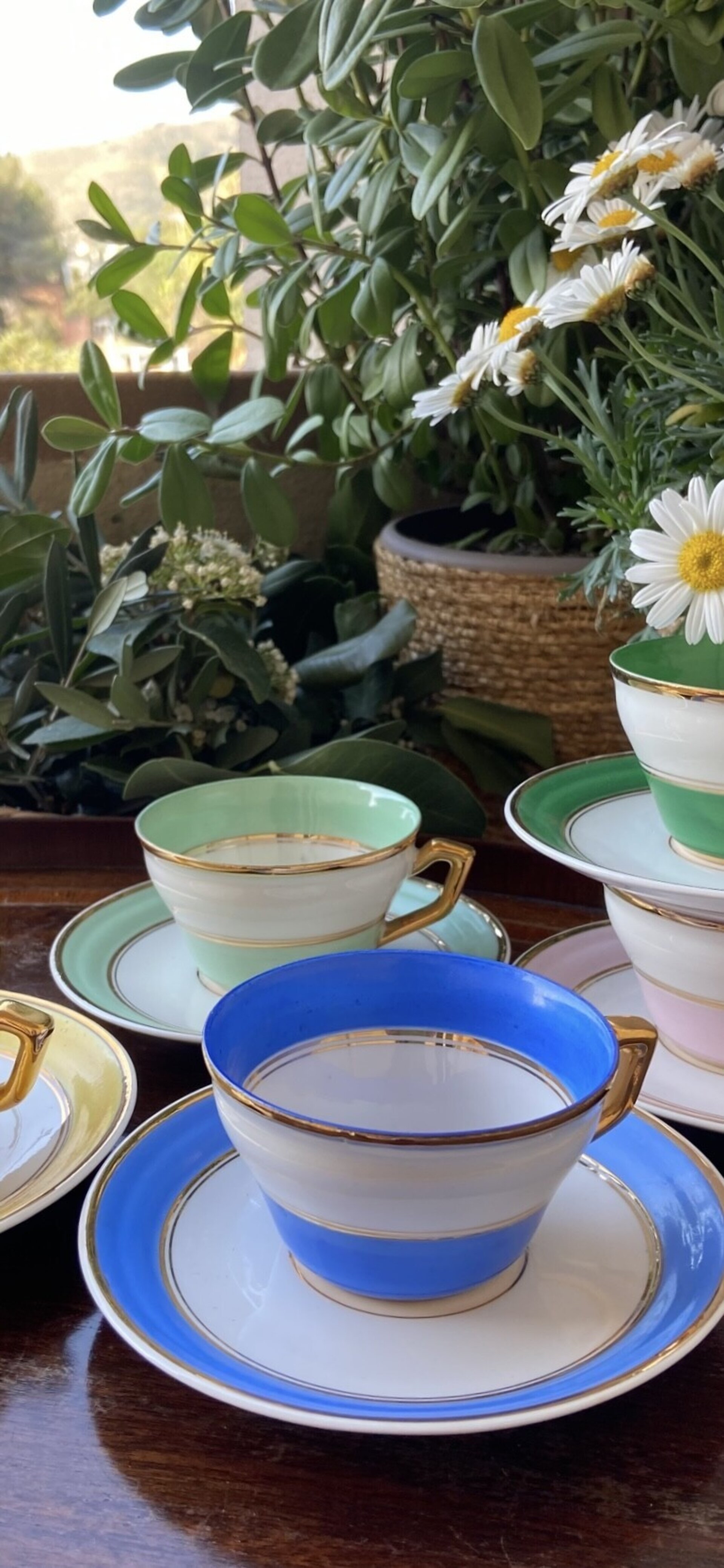 5 tazas café en porcelana de diferente color. - 4