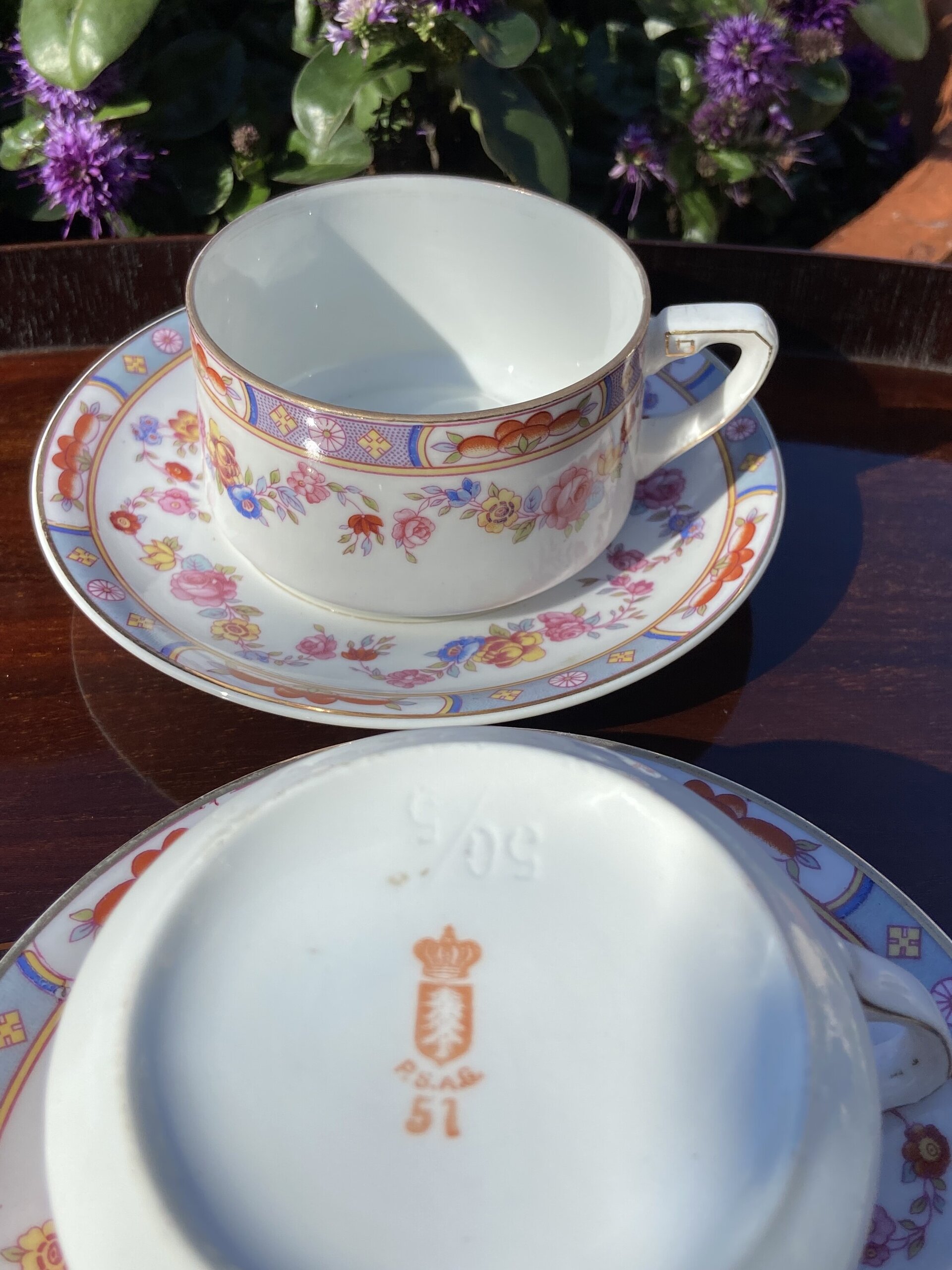 Pareja de tazas con plato en fina porcelana. - 4