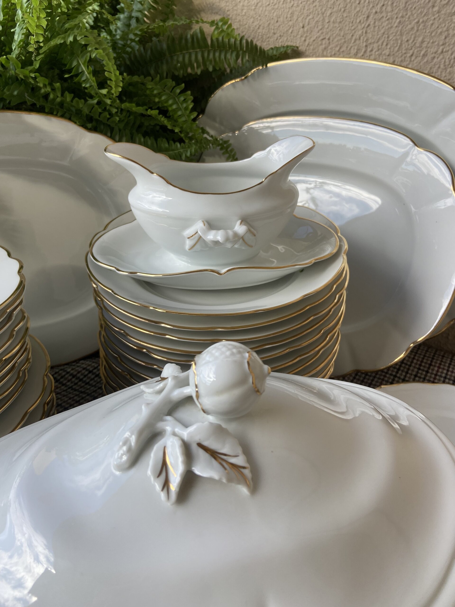 Vajilla en porcelana blanca con filo dorado "Bidasoa". - 6