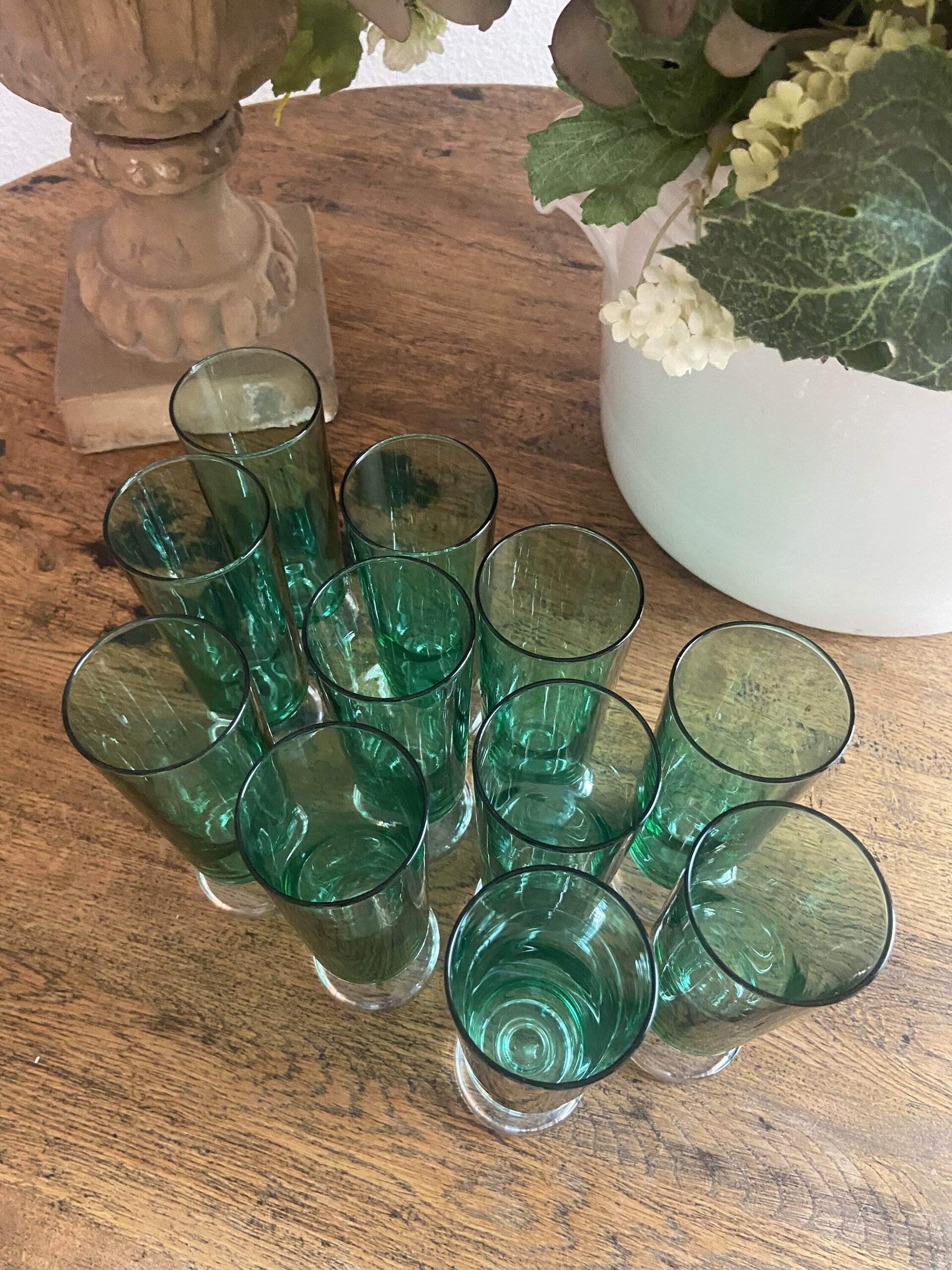 11 copas de cava en vidrio verde. - 2