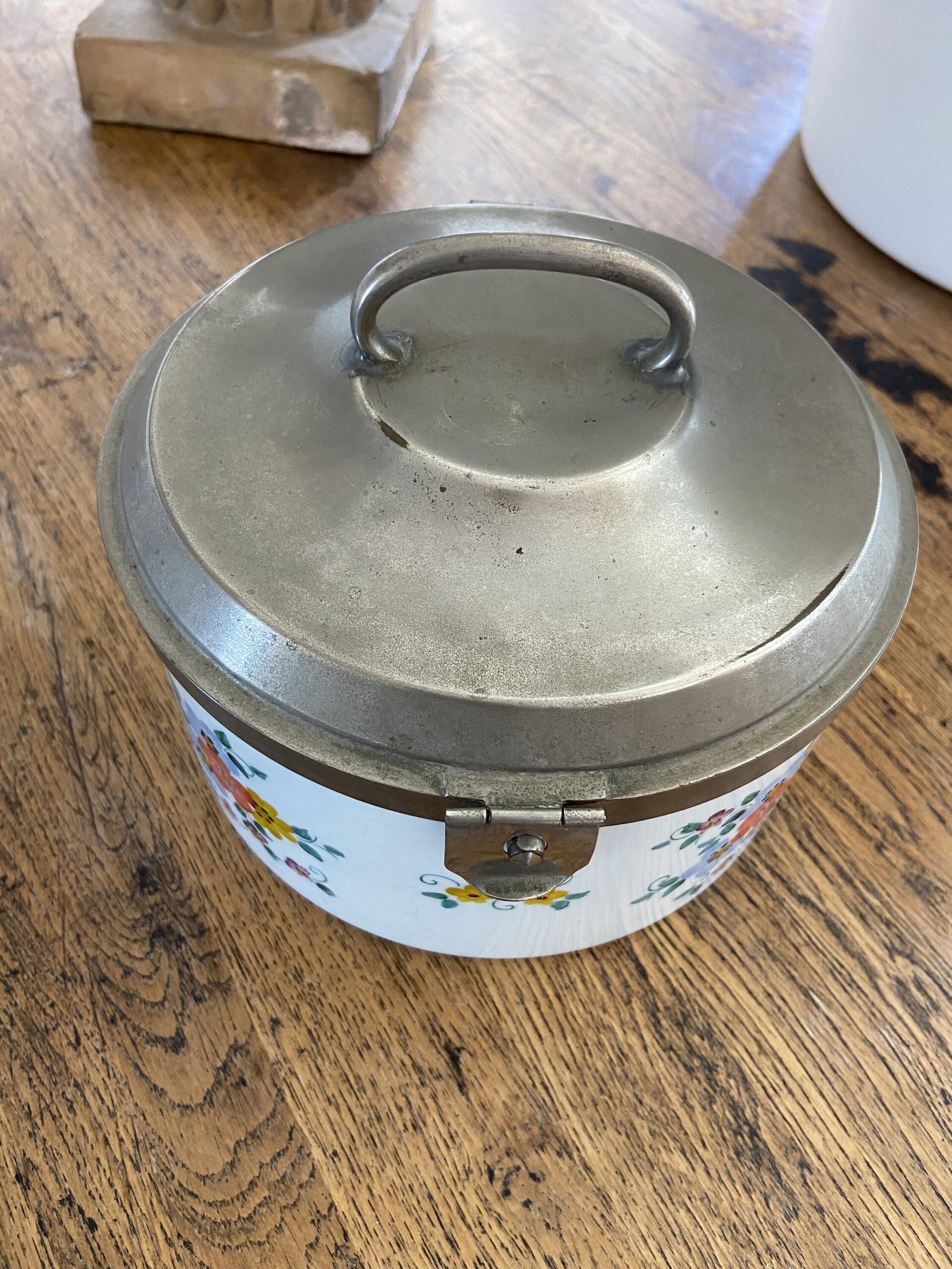 Galletero en porcelana con tapa y asa de metal - 5