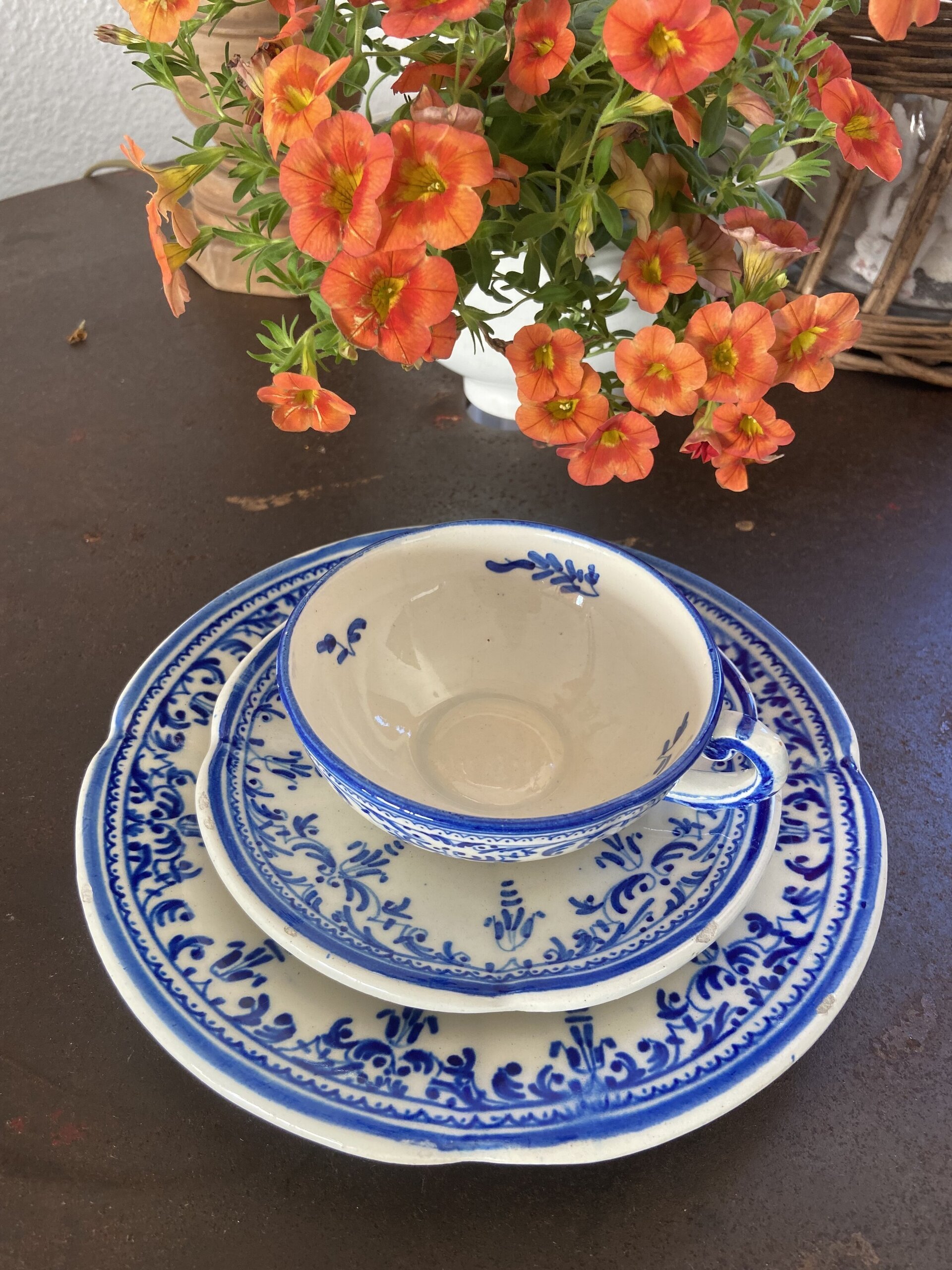 Trio de té en loza del taller "Luis Valencia" en Triana, Sevilla. - 1