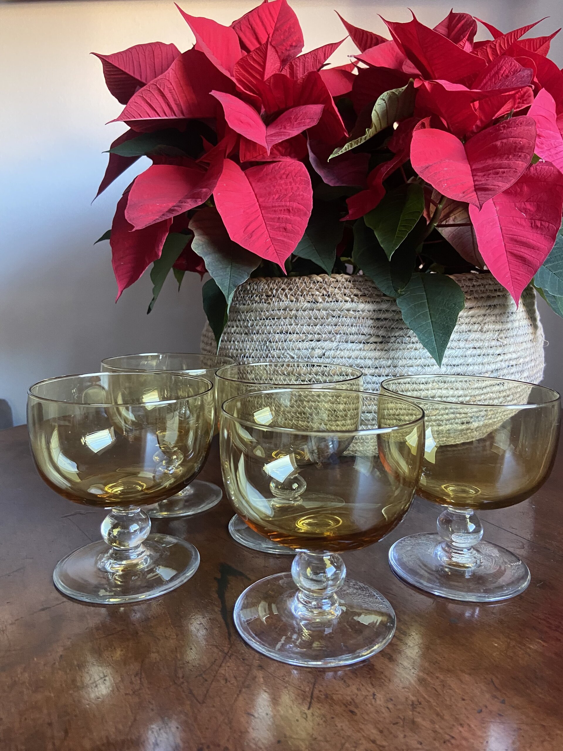 5 copas en vidrio color ambar. - 1