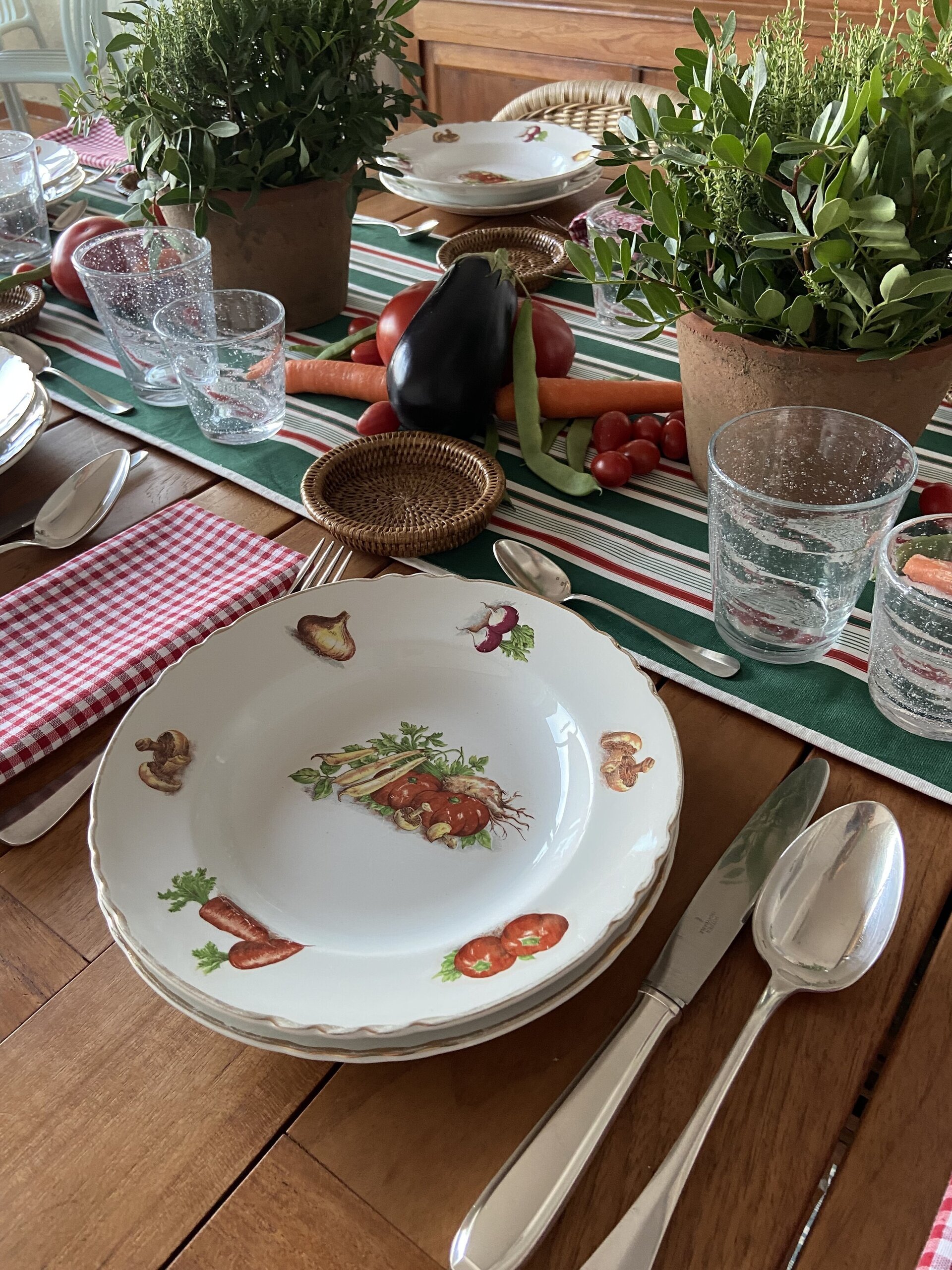 9 platos llanos, 9 hondos  y 1 bol en porcelana francesa "Moulin des Loups". - 3