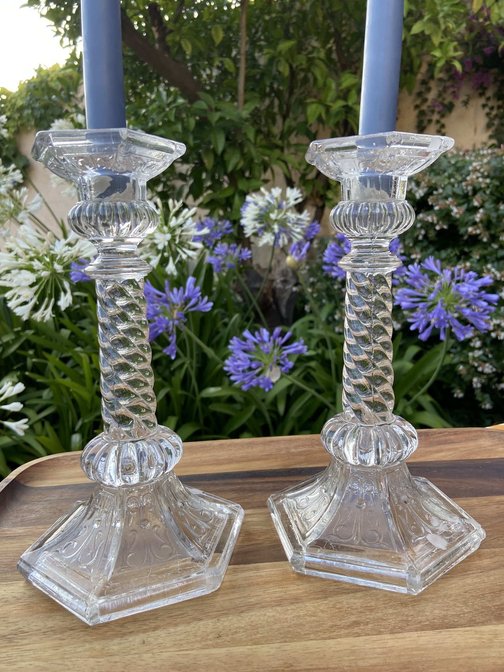 Pareja candelabros en vidrio prensado. - 3