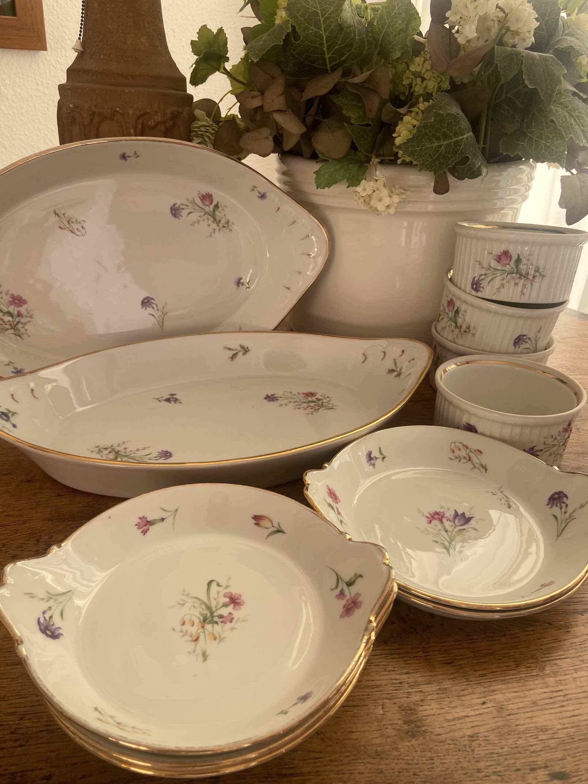 5 fuentes redondas individuales en porcelana "Aluminite Frugiere" de Limoges. - 7