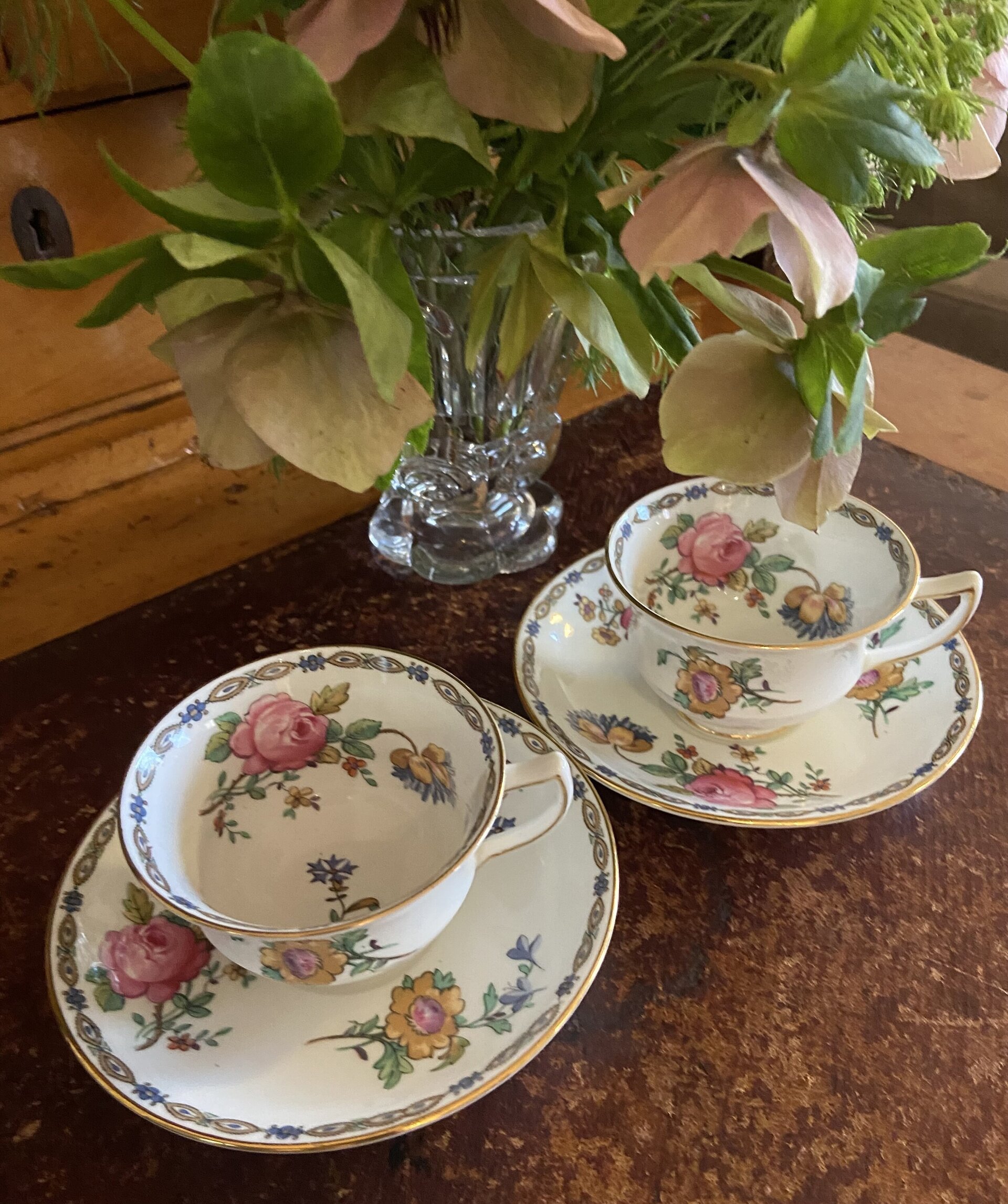 Pareja de tazas decafe en fina porcelana inglesa "Aynsley". - 2