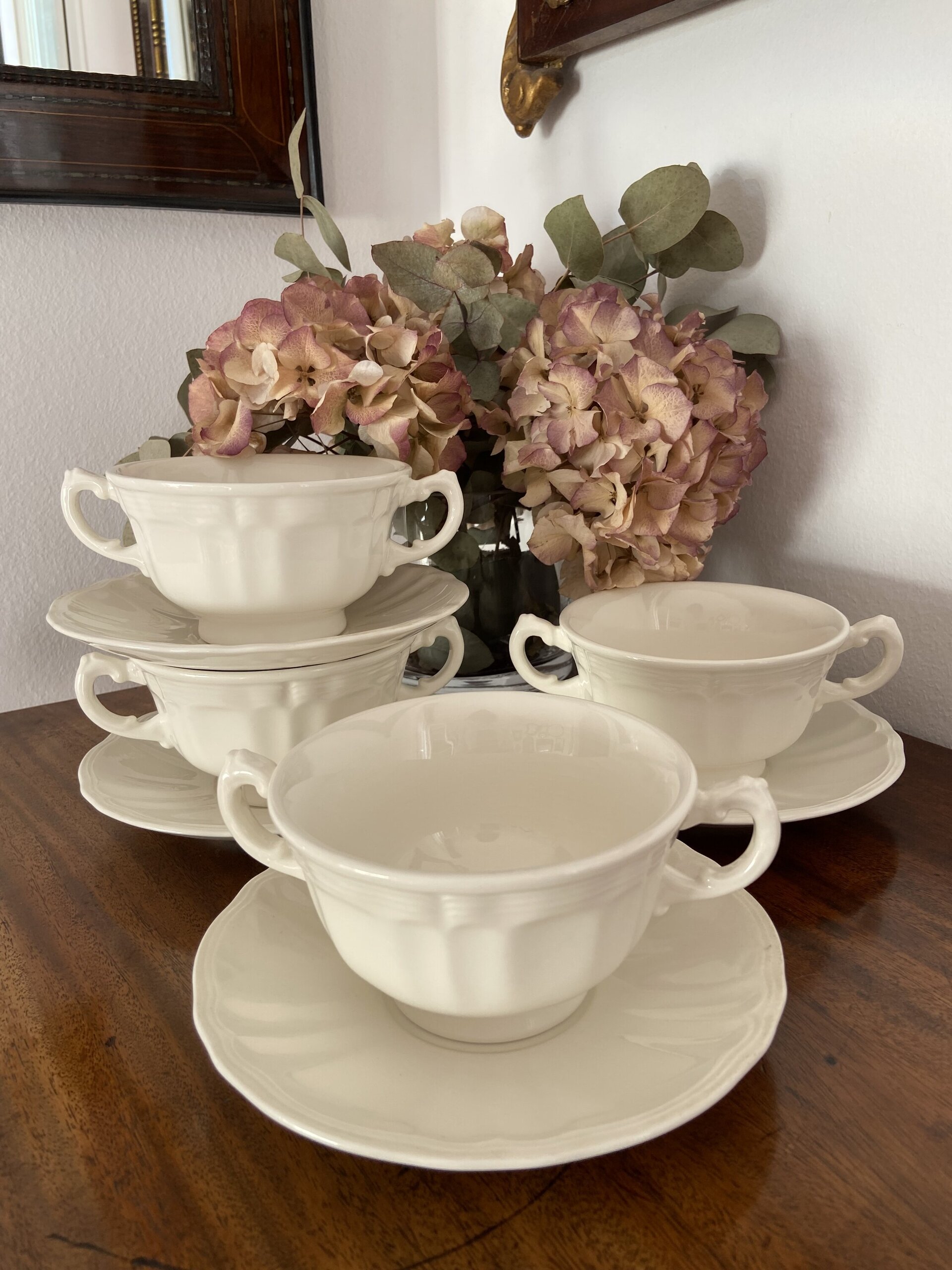 4 tazas de consomé en loza blanca. - 1
