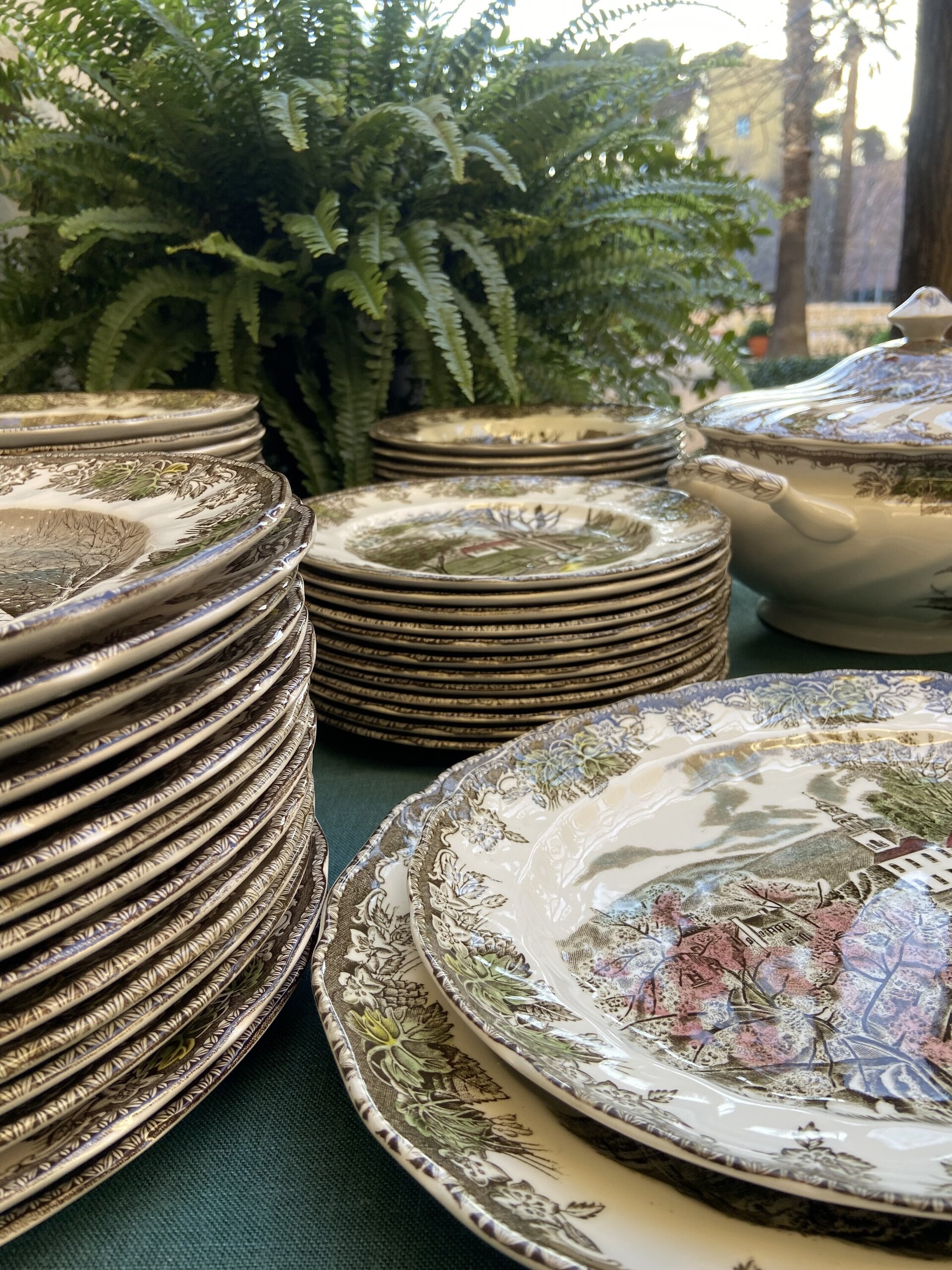 Vajilla en loza inglesa "Johnson Bros" (mod. Friendly Village). - 2