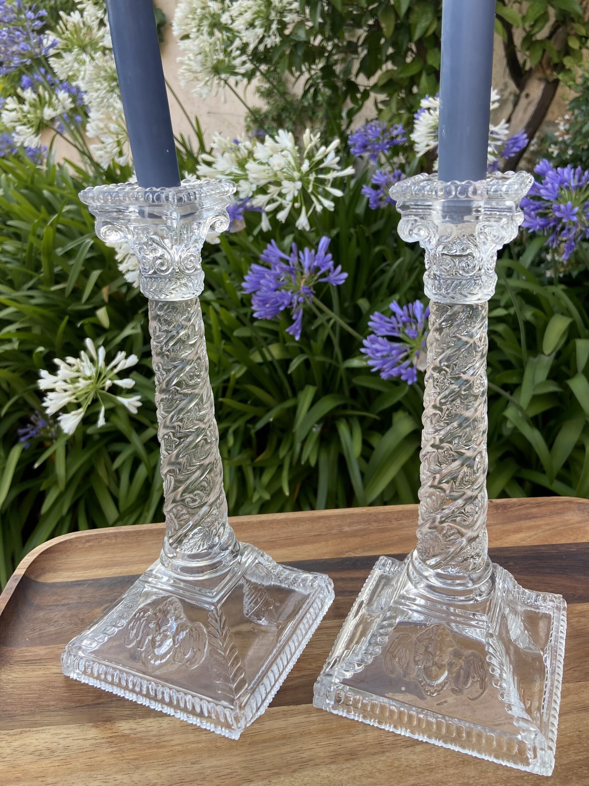 Pareja de candelabros en vidrio prensado - 1
