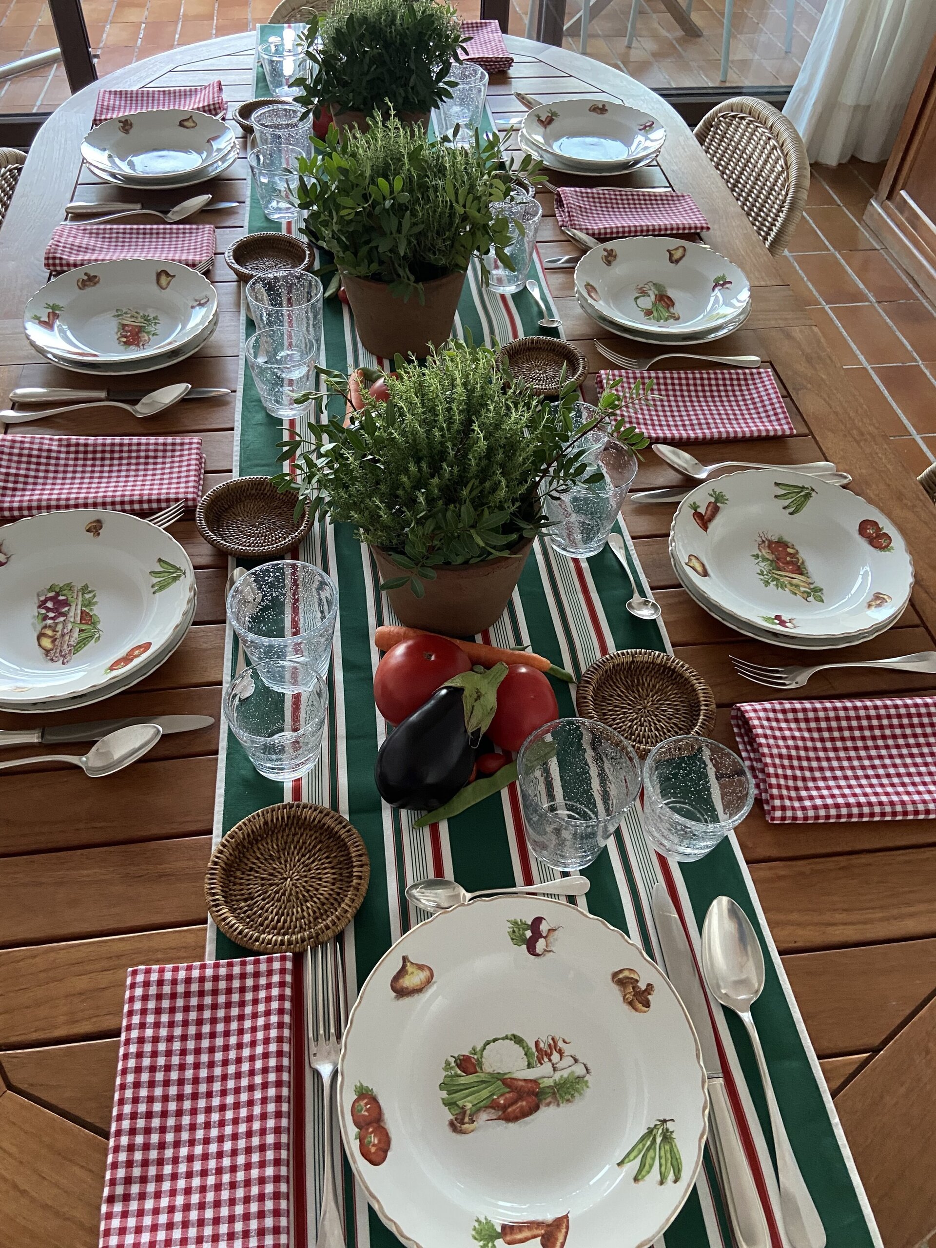 9 platos llanos, 9 hondos  y 1 bol en porcelana francesa "Moulin des Loups". - 4