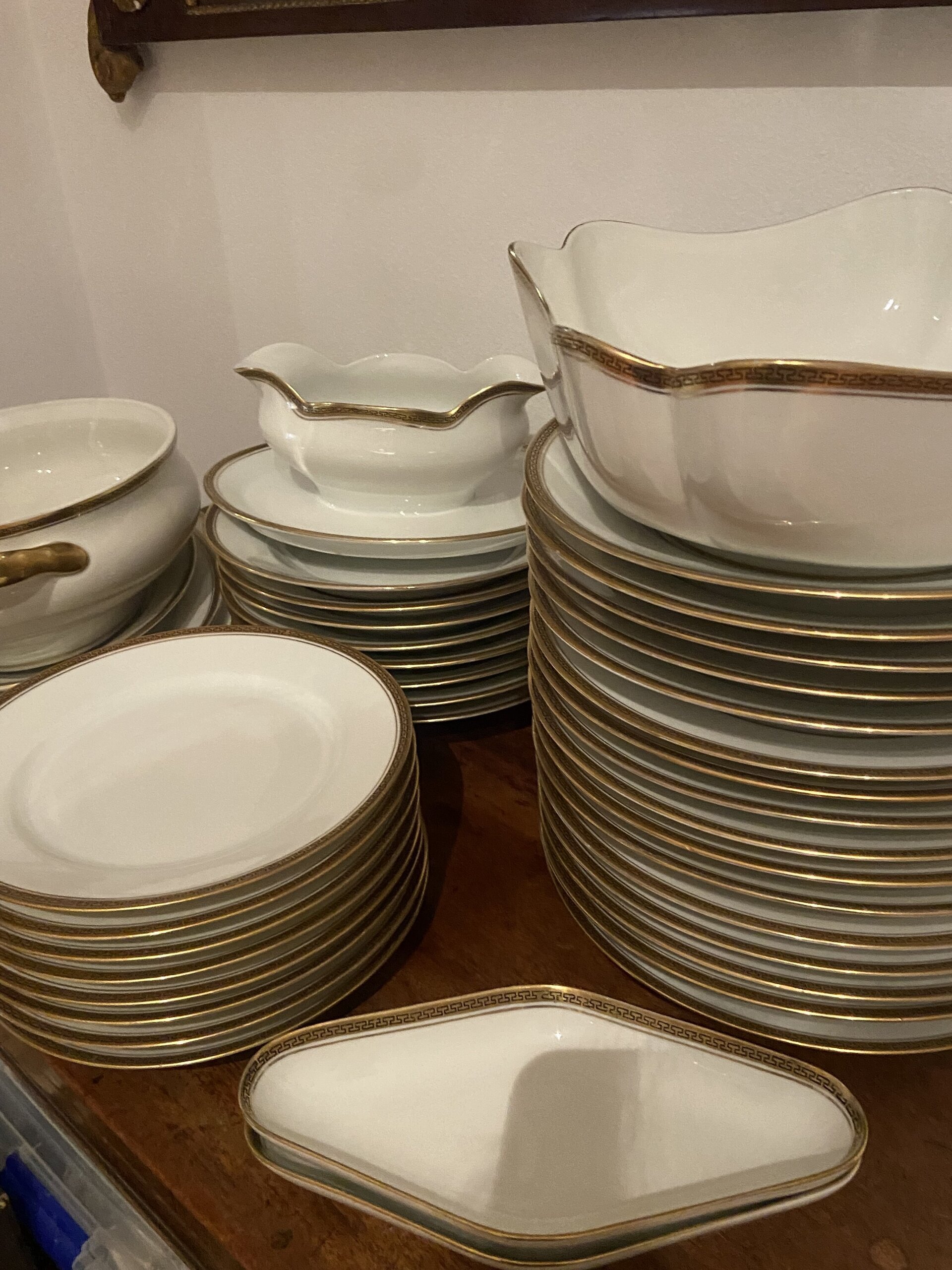 Vajilla en porcelana blanca con filo dorado "Bidasoa". - 5