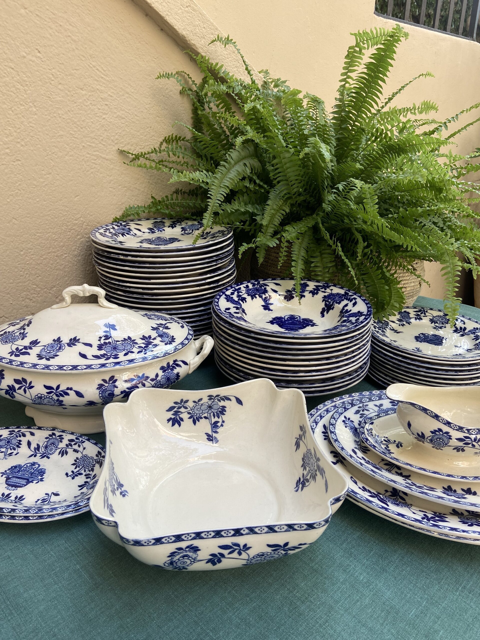 Vajilla en loza de "San Juan de Aznalfarache". Sevilla. - 1