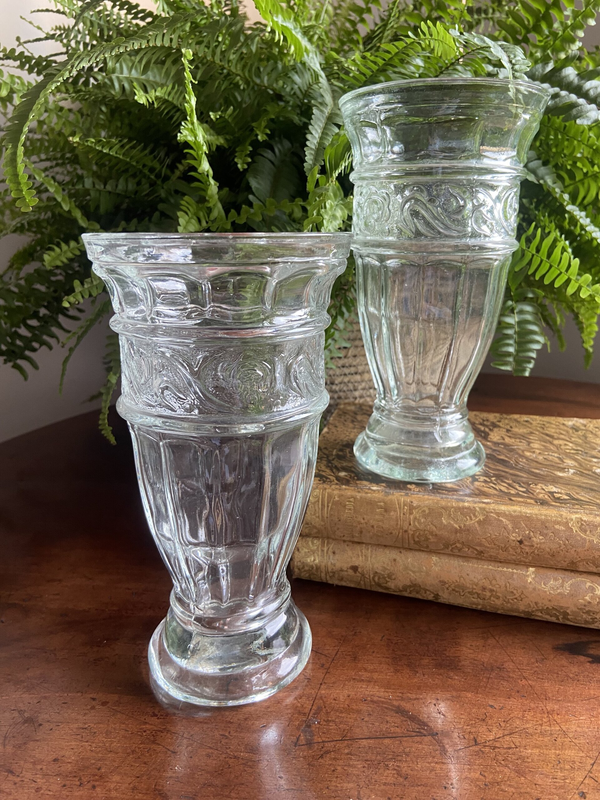 Pareja de jarrones en vidrio prensado. - 1