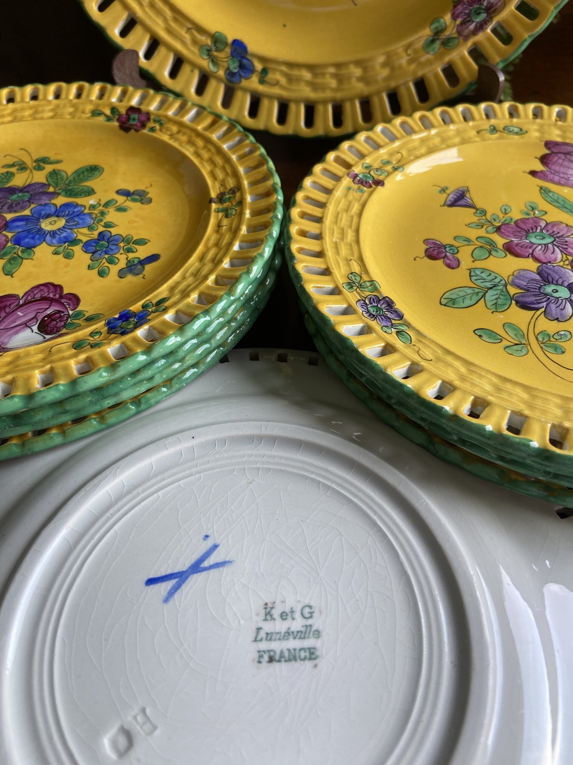 Fuente y 9 platos de merienda en loza francesa "K & G" Luneville - 8