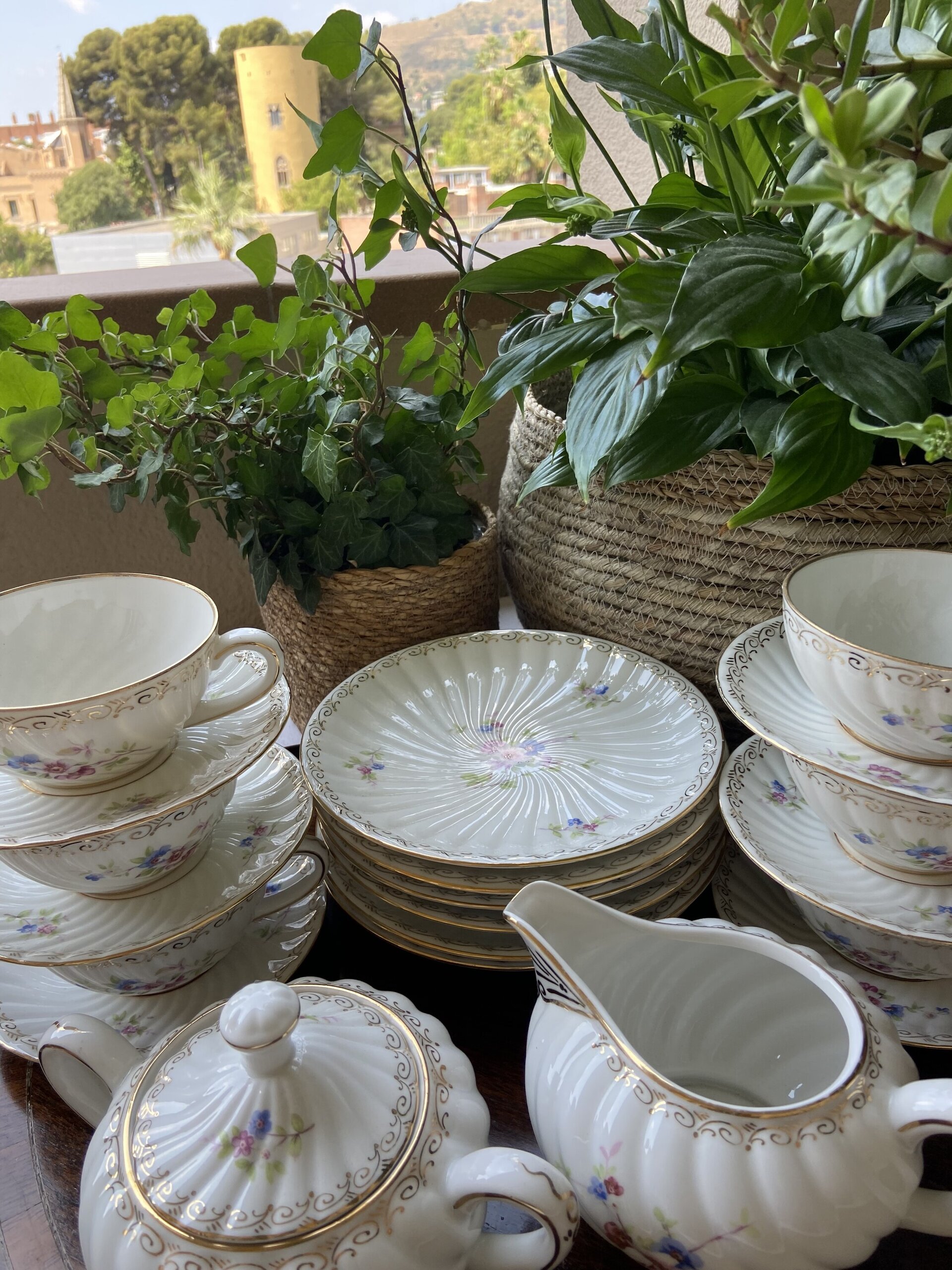 6 tazas de té, azucarero, lechera y 6 platos merienda. - 3