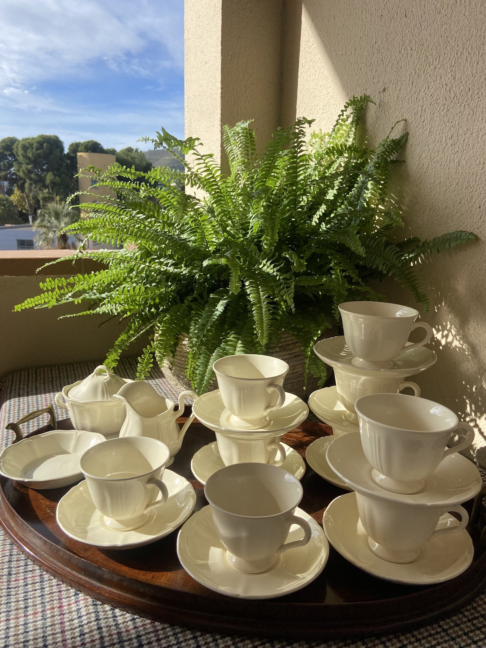 9 tazas de té, azucarero, lechera y bol ingleses "Wedgwood". - 1