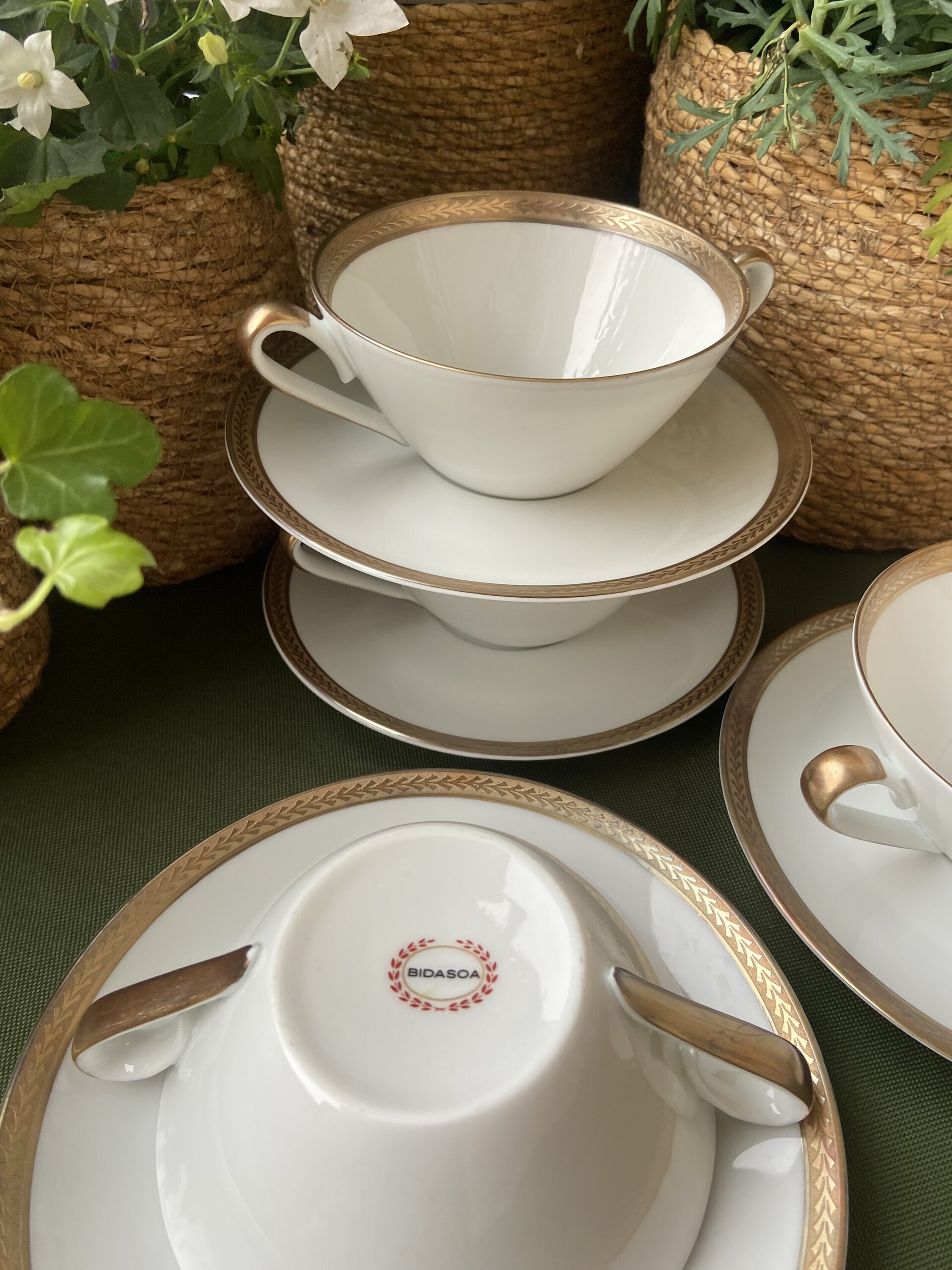 4 tazas de consomé en porcelana "Bidasoa". - 4