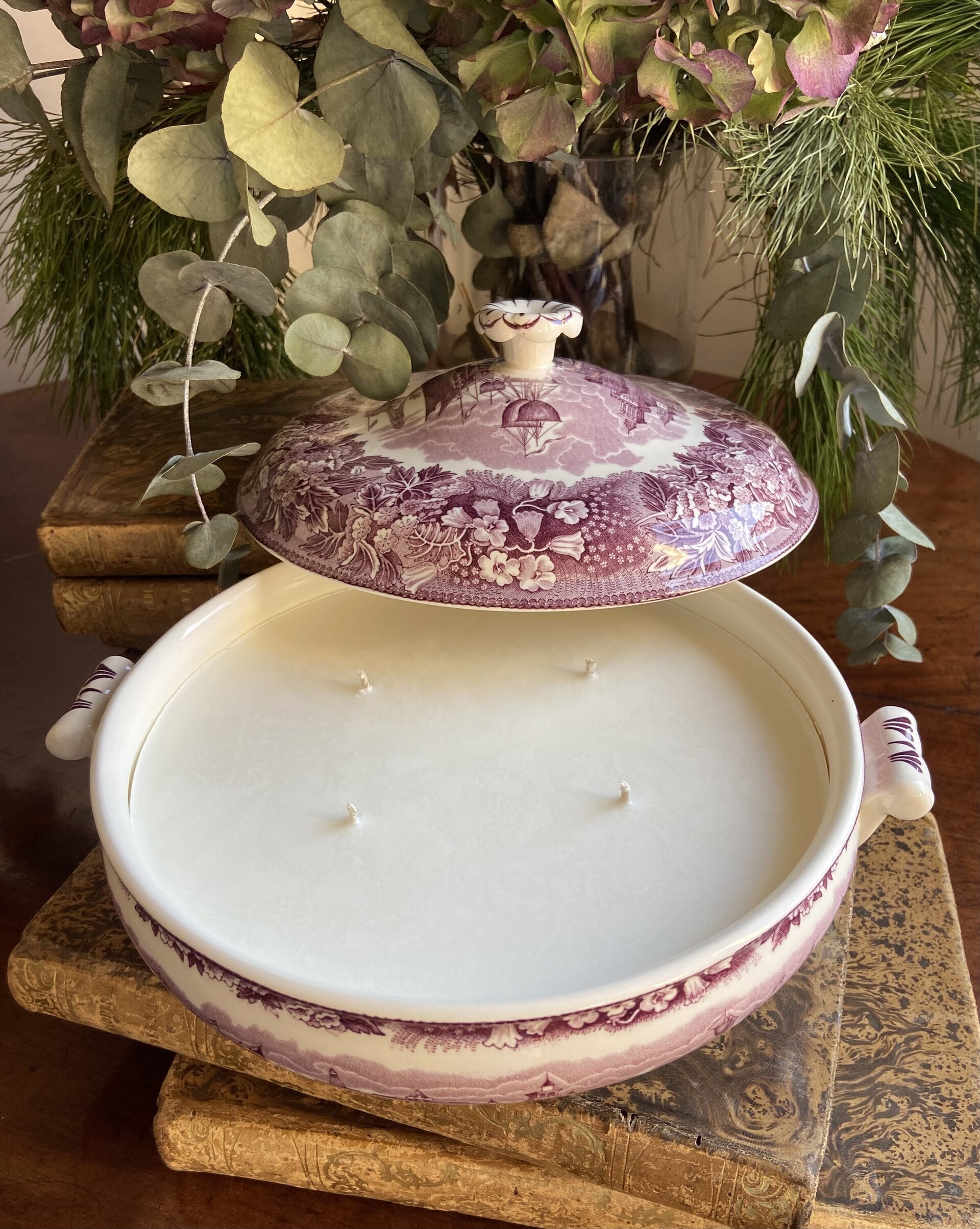 Vela en legumbrera de loza inglesa "Wedgwood". - 1