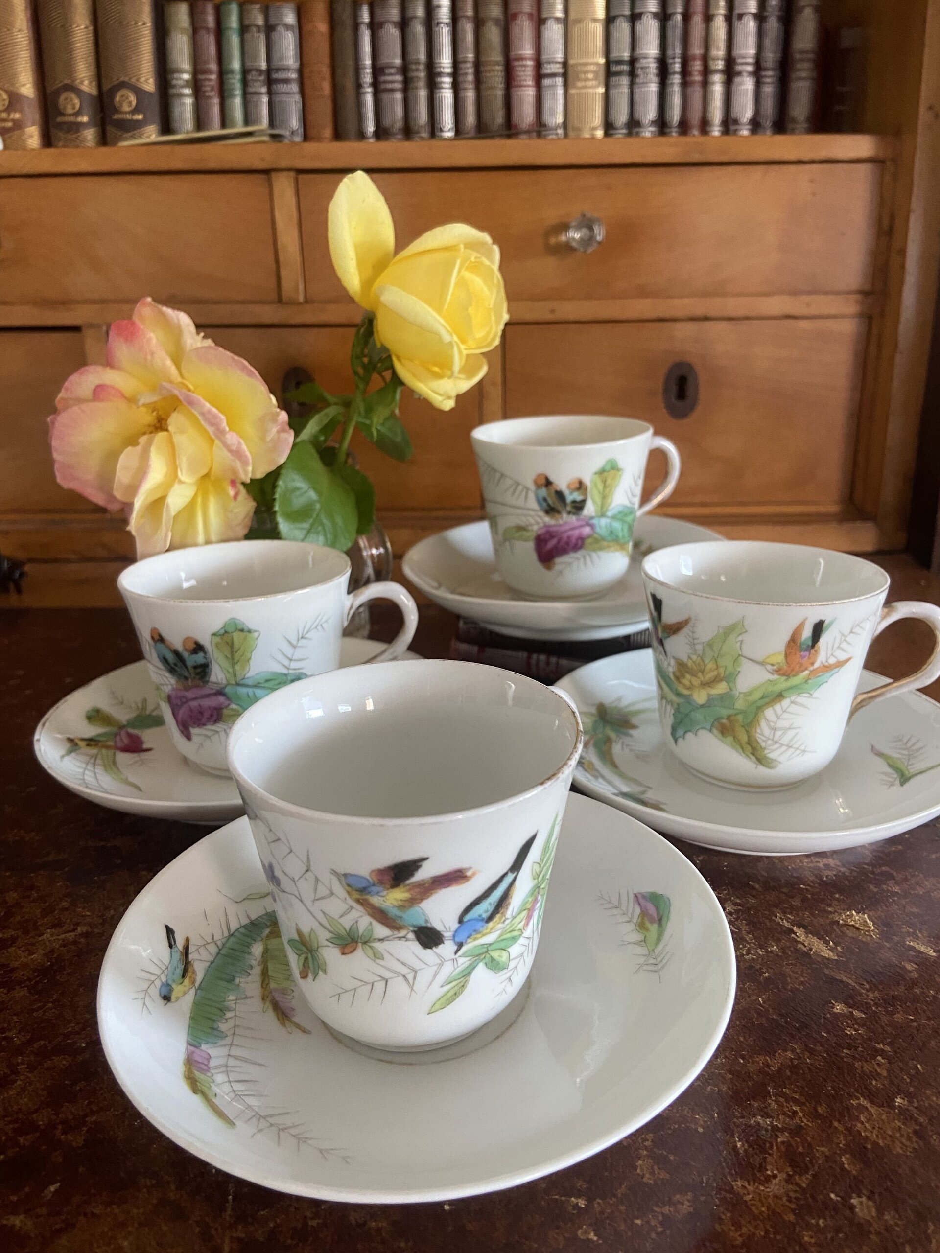 4 tazas de café en porcelana decoradas con pajaros. - 3