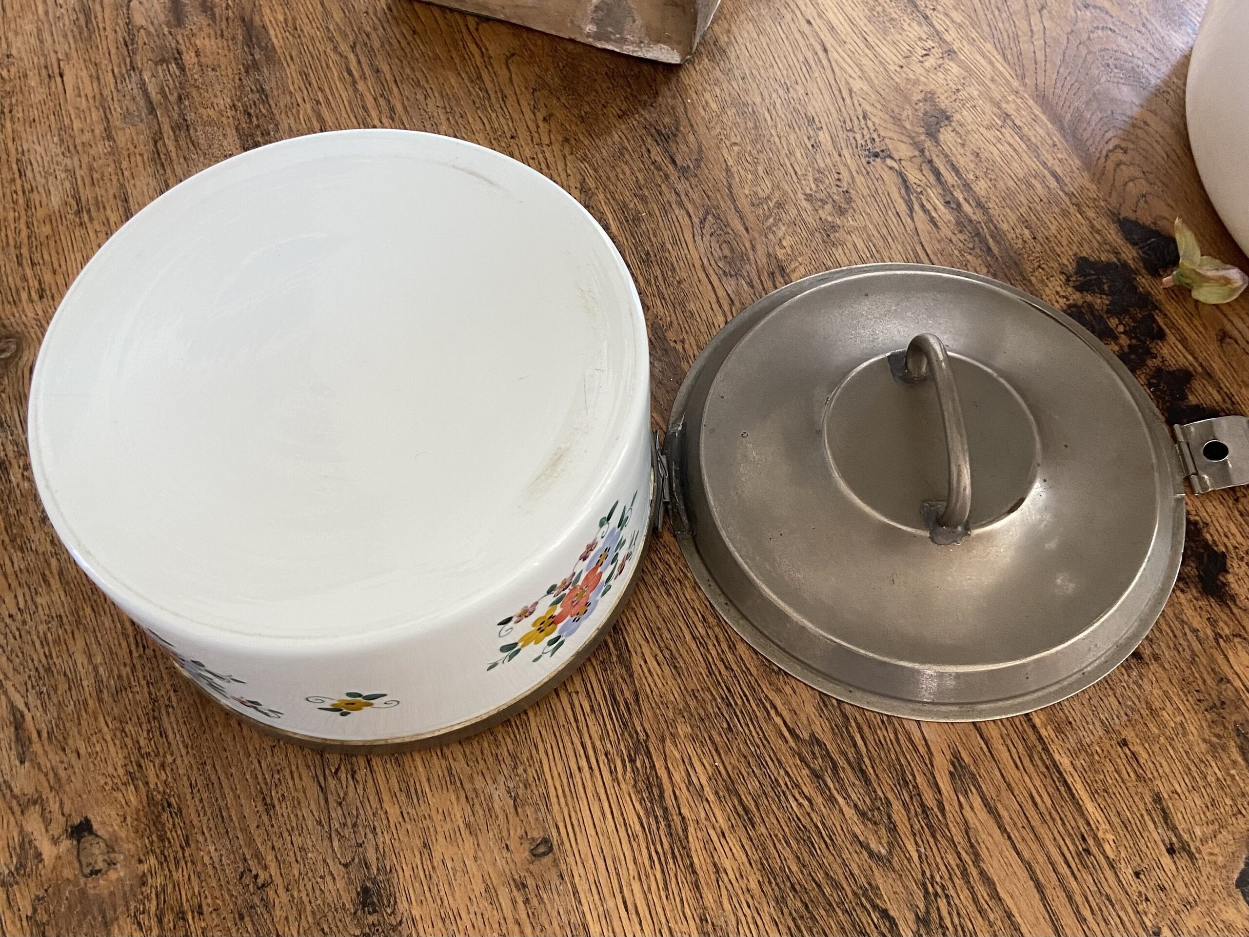 Galletero en porcelana con tapa y asa de metal - 9