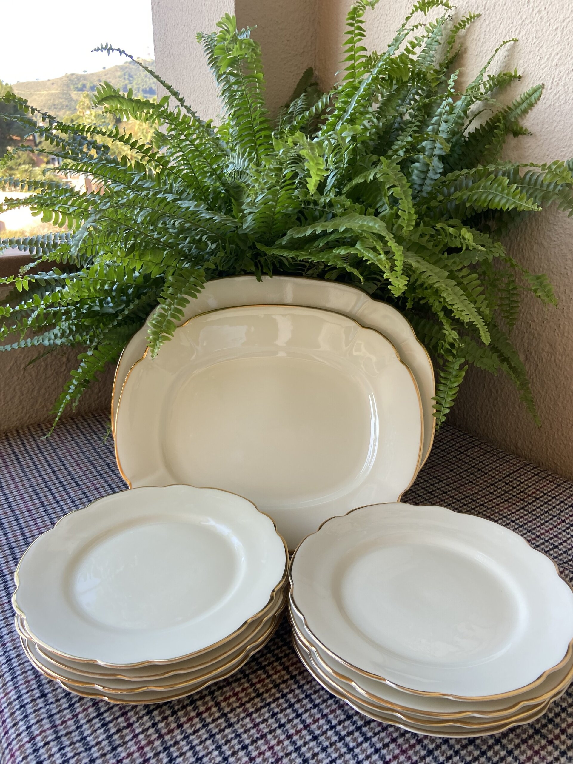 2 fuentes y 8 platos de postre en porcelana "Bidasoa". - 2