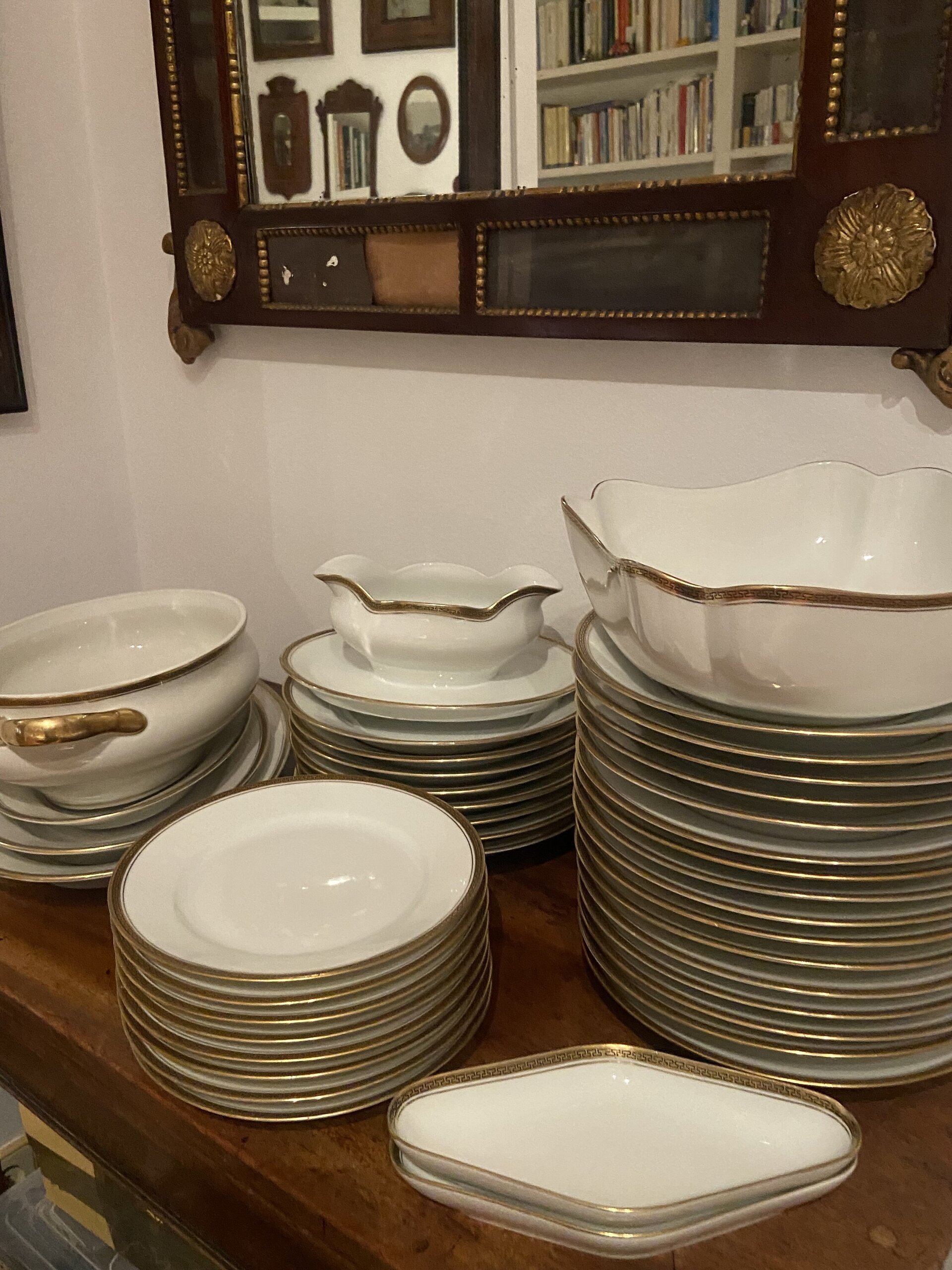Vajilla en porcelana blanca con filo dorado "Bidasoa". - 2