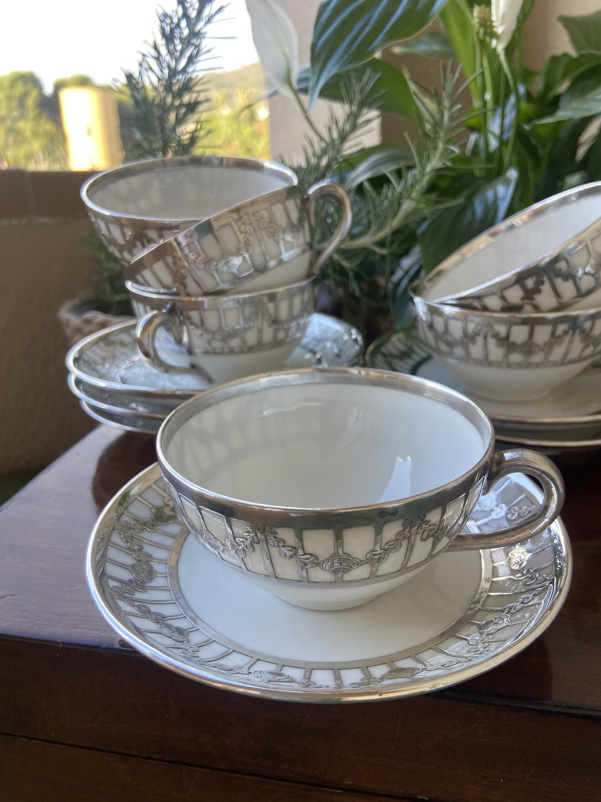 6 tazas de café en porcelana decoradas con plata. - 1