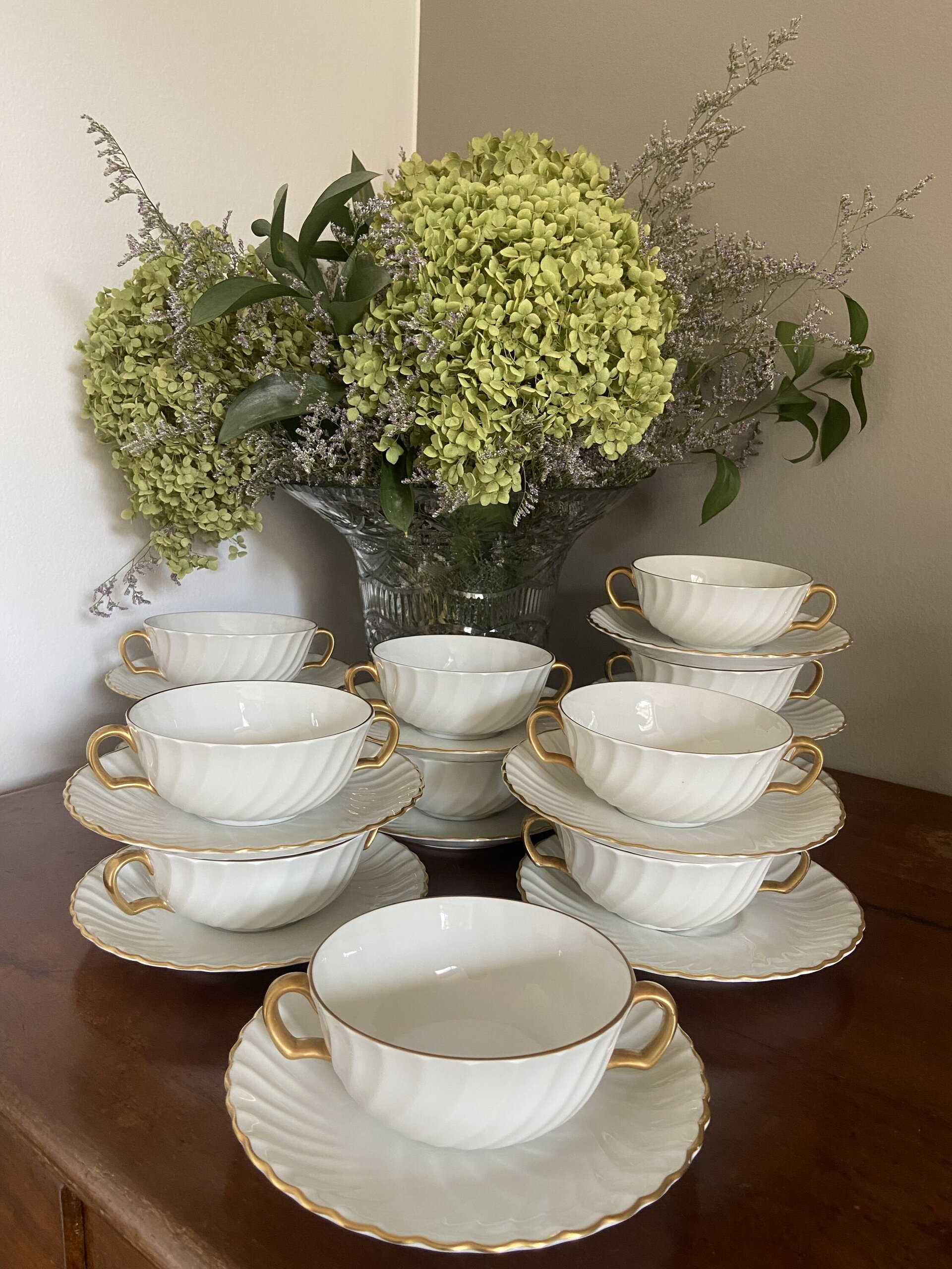 12 tazas de consomé con plato en porcelana "Bidasoa". - 7