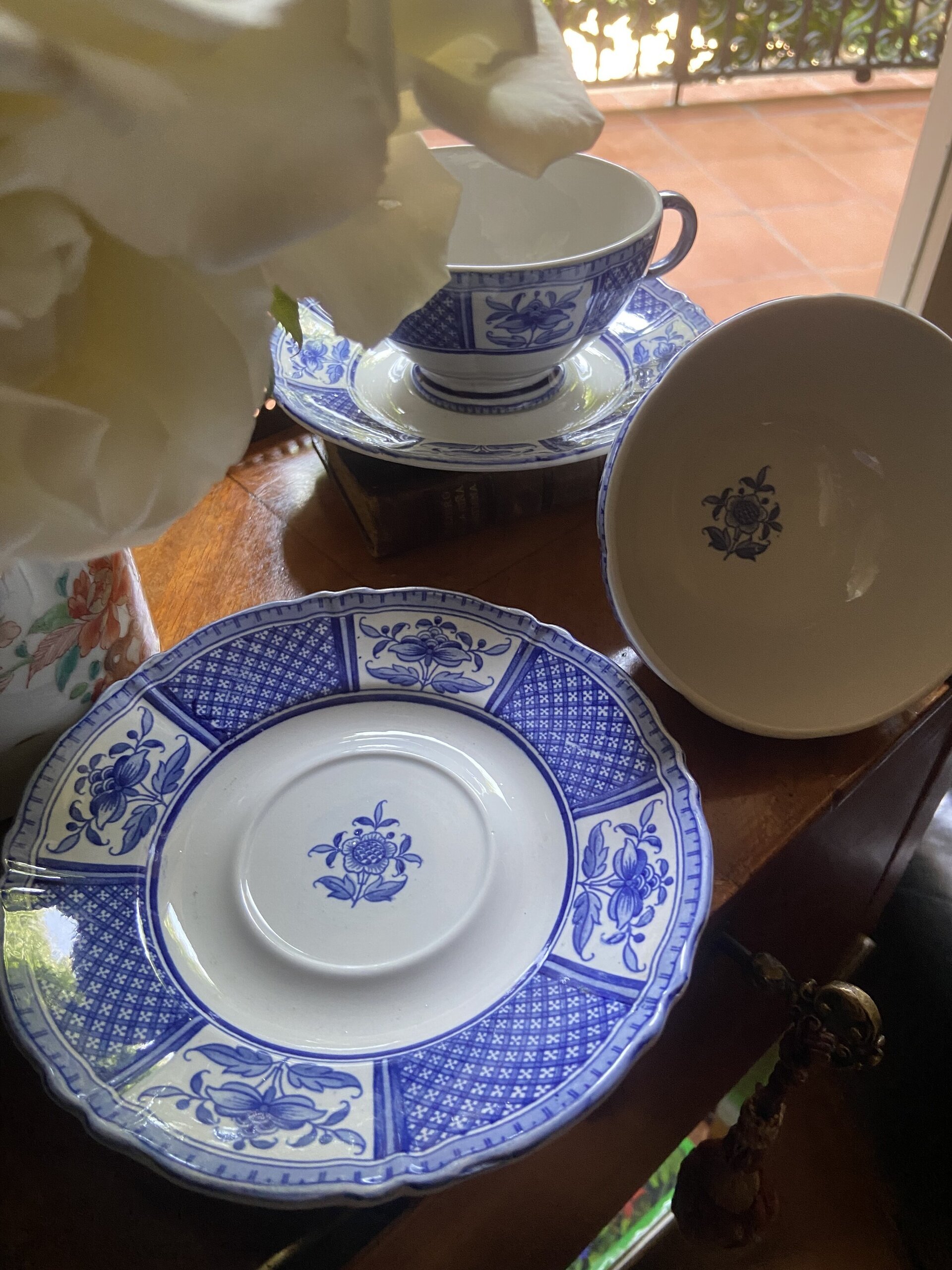 Pareja de tazas  de té en loza francesa "Sarreguemines". - 3