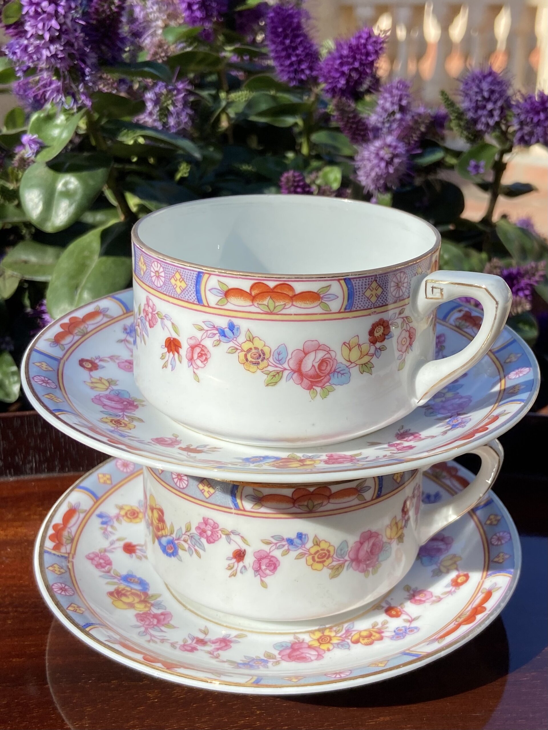 Pareja de tazas con plato en fina porcelana. - 2