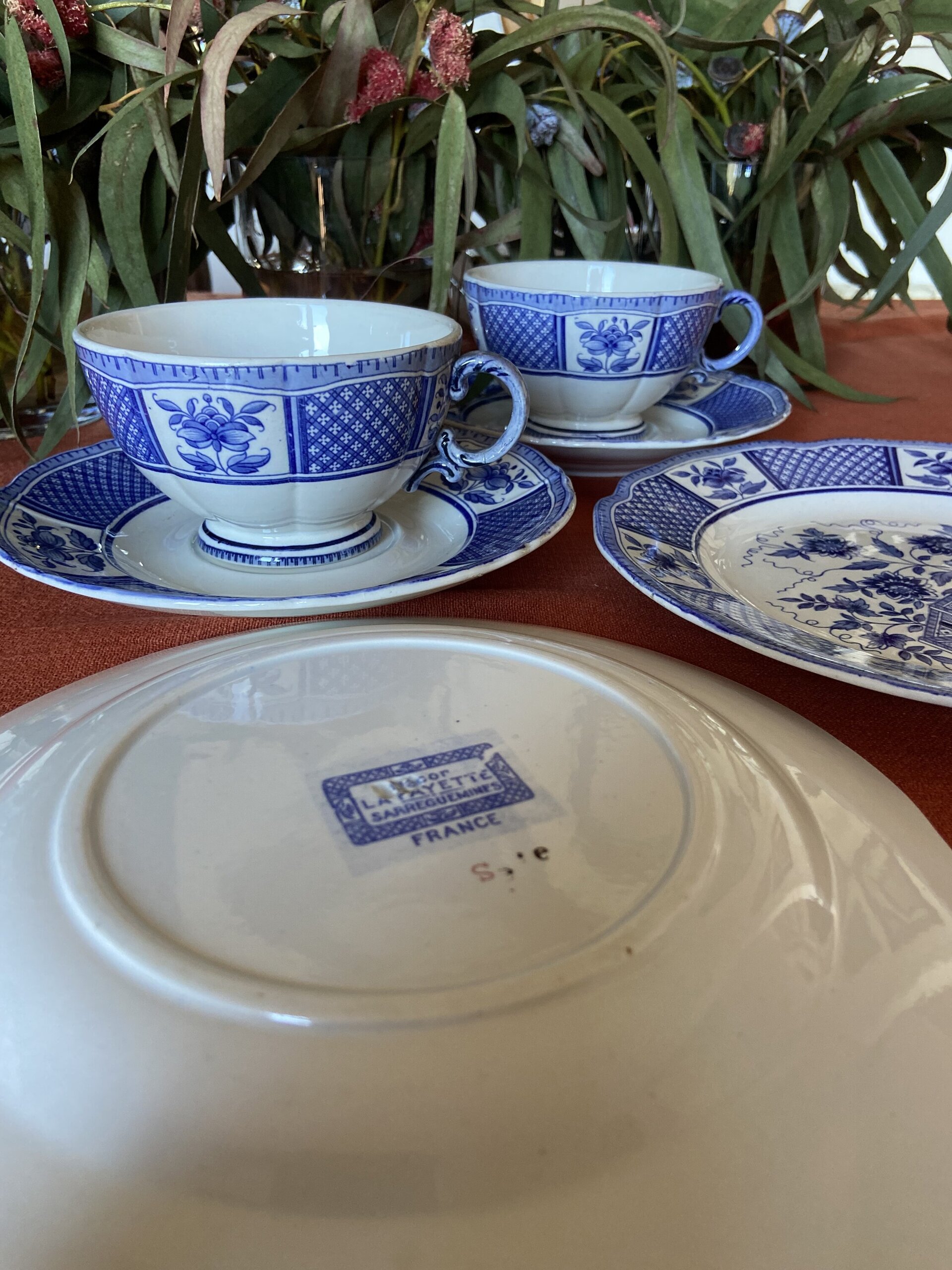 2 trios con taza de té en loza francesa "Sarreguemines". - 6