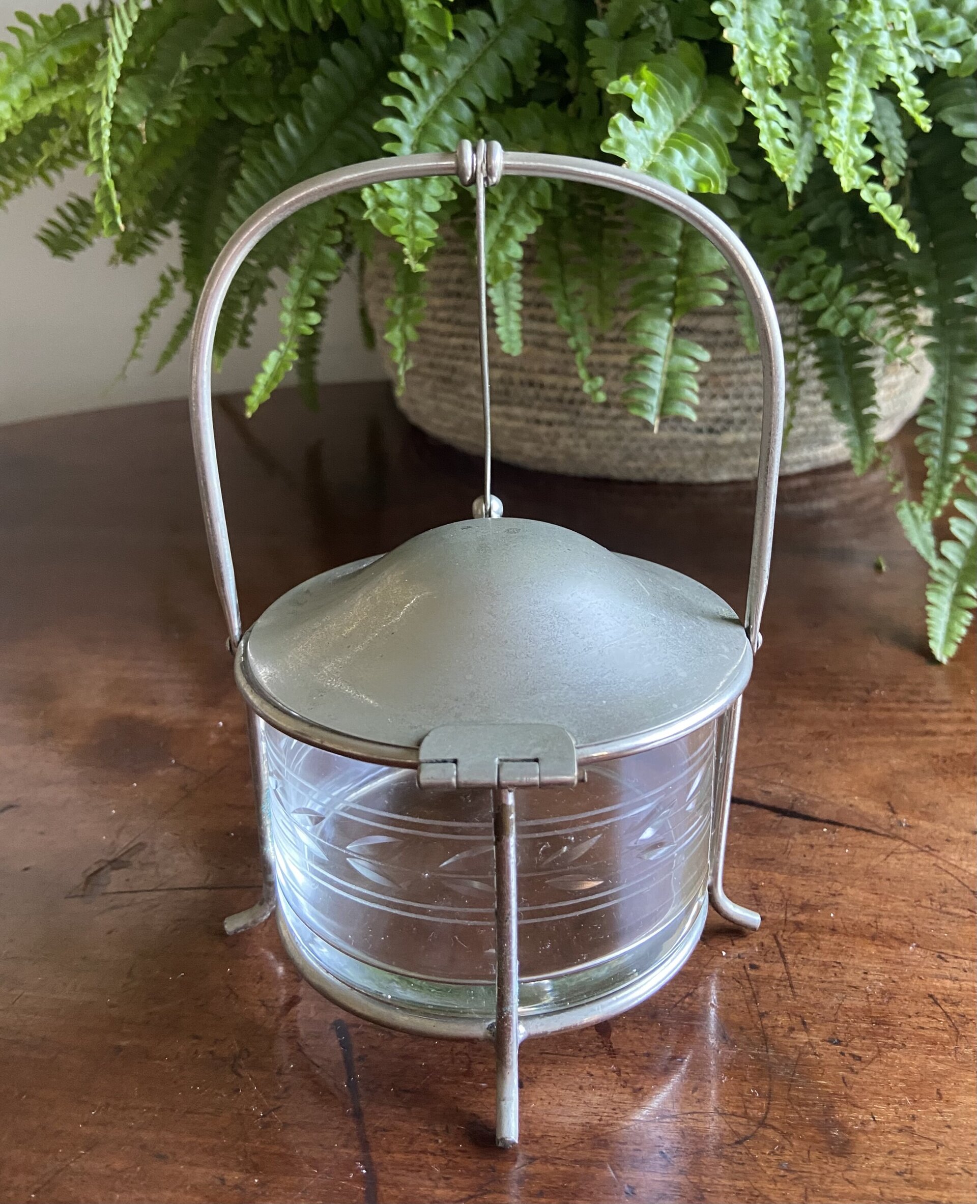 azucarero/mermeladera en vidrio tallado con soporte y tapa de metal - 3